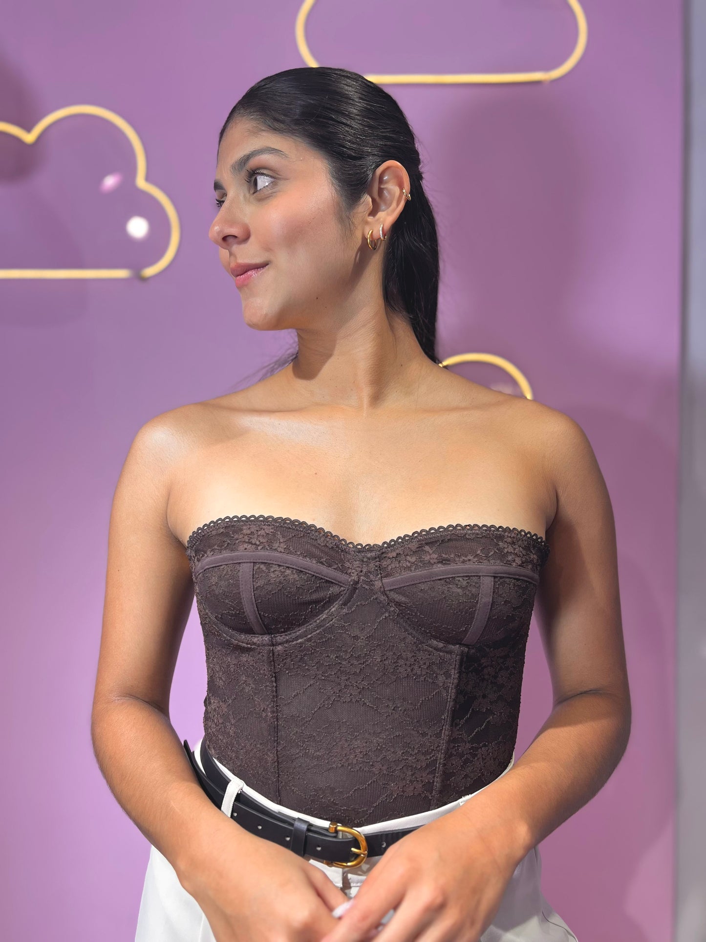 Corset de encaje con detalle en el cuello strapless marrón