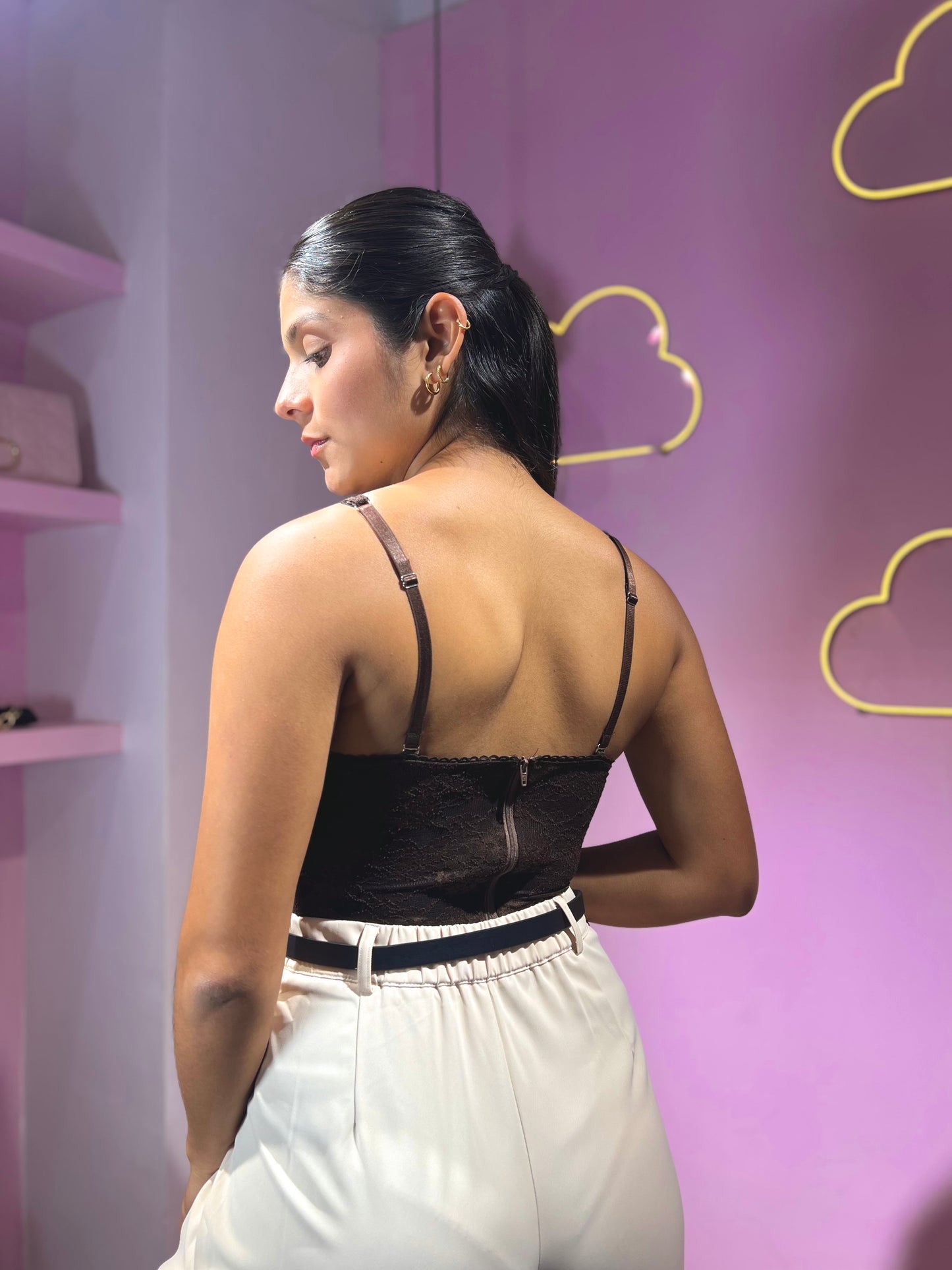 Corset de encaje con detalle en el cuello strapless marrón