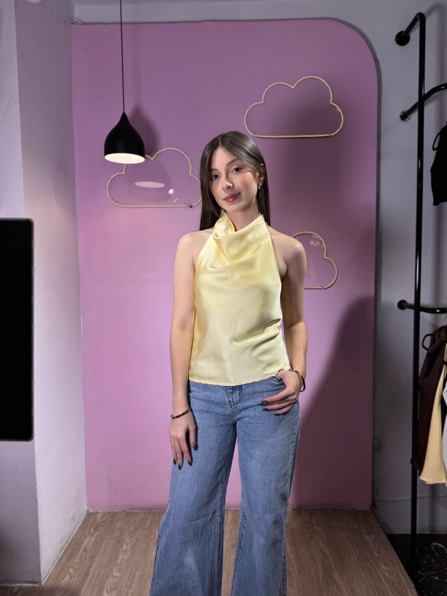 Top cuello bobo de satén amarillo pastel