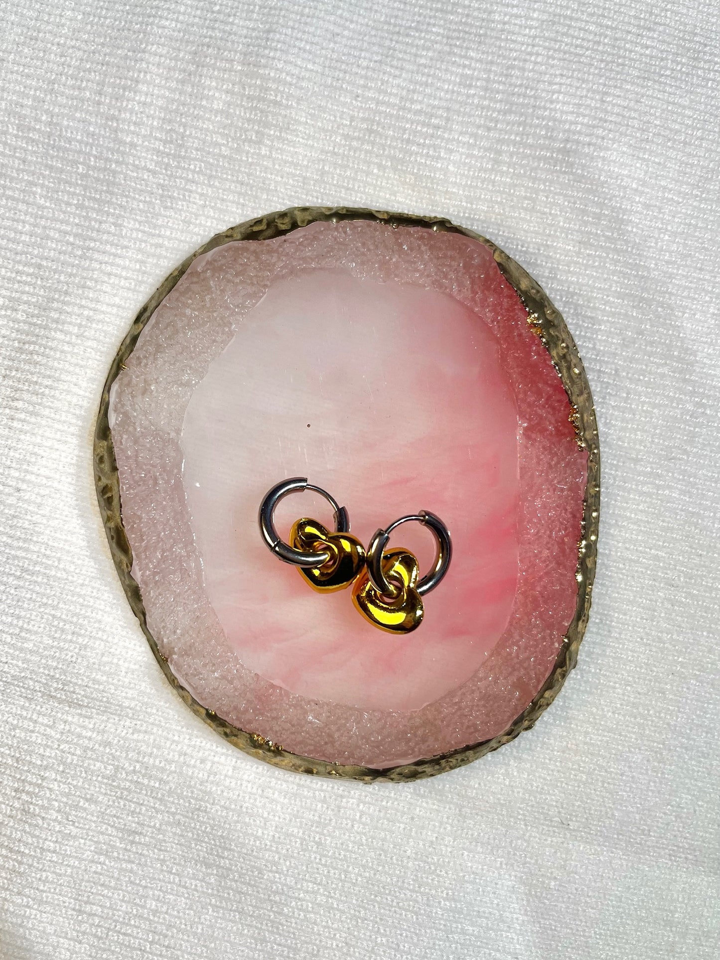 Zarcillos de argollas plateadas y corazón dorado
