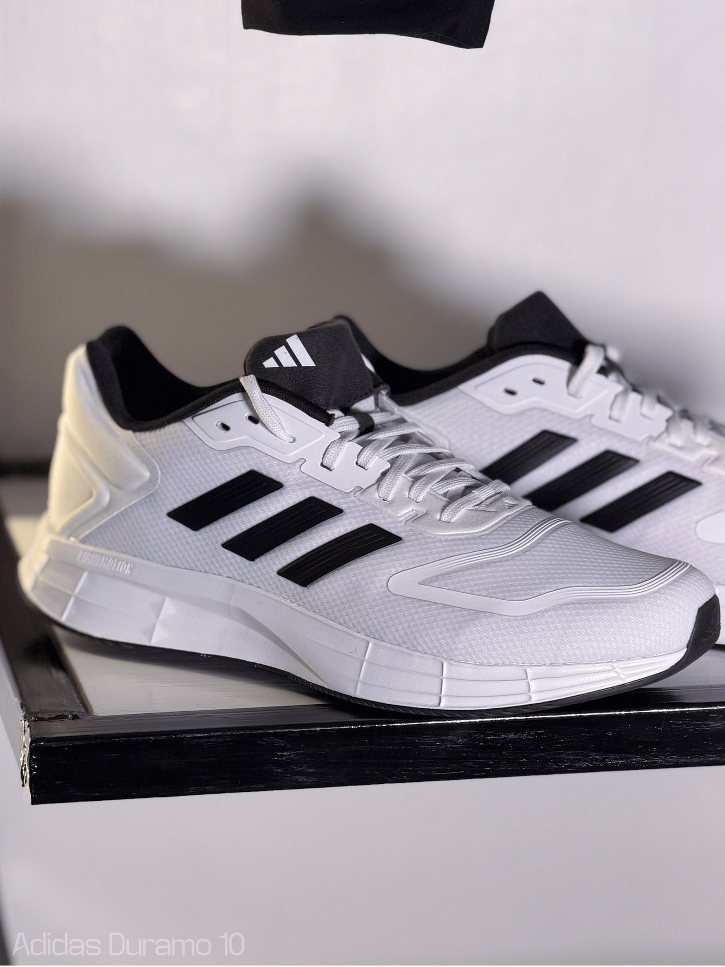Zapatos DURAMO 10 de caballero deportivo ADIDAS blancos con lineas negras
