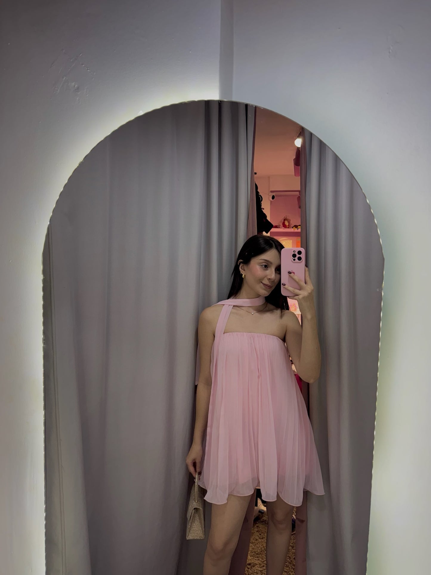 Vestido strapples rosa pastel de chifon plisado