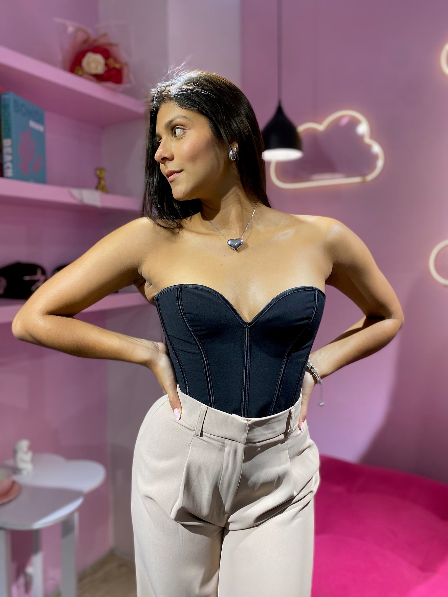 Corset strapless escote corazón de armazón y trenzado trasero negro