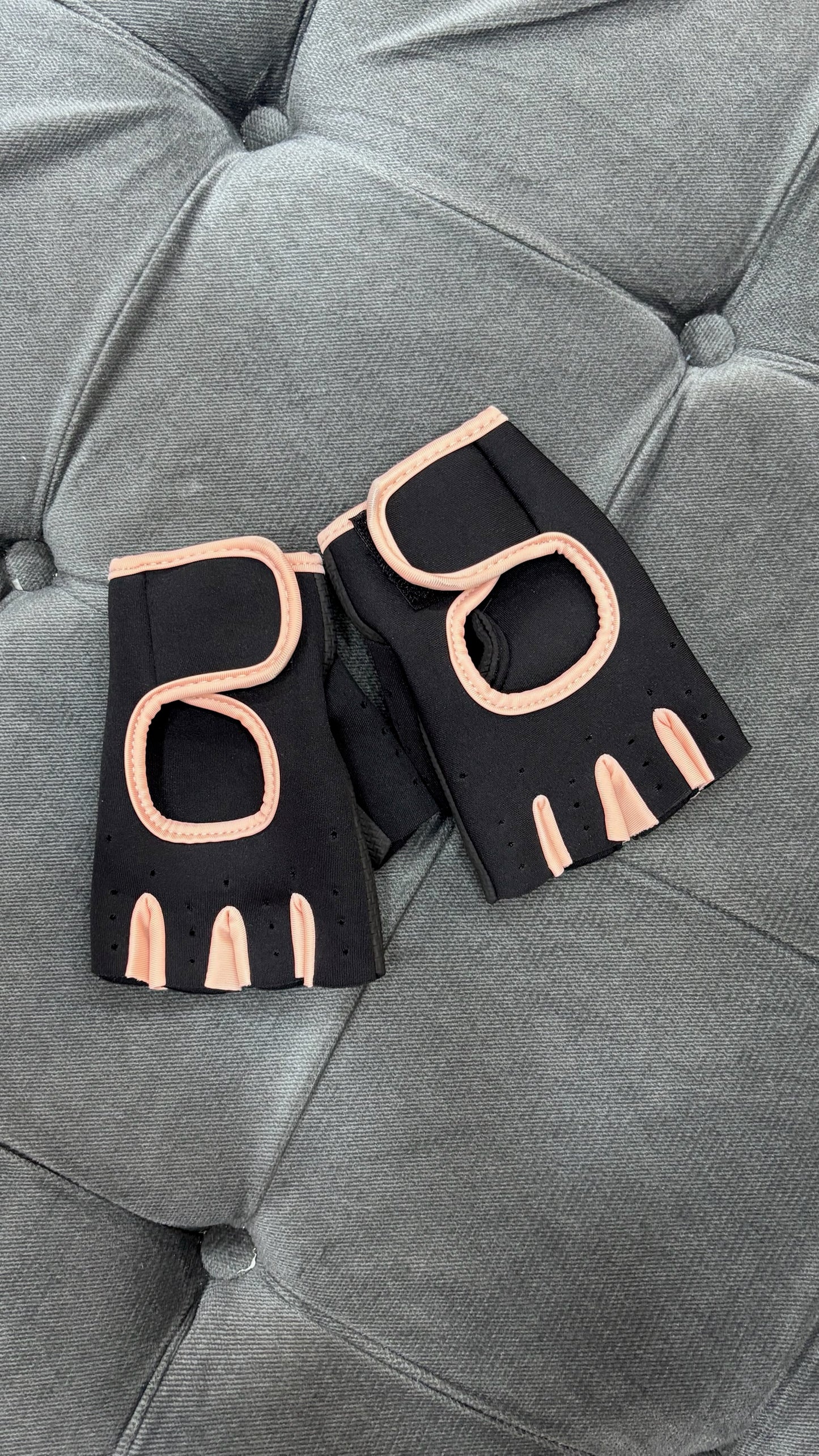 Guantes de dama deportivos negro con bordes rosados