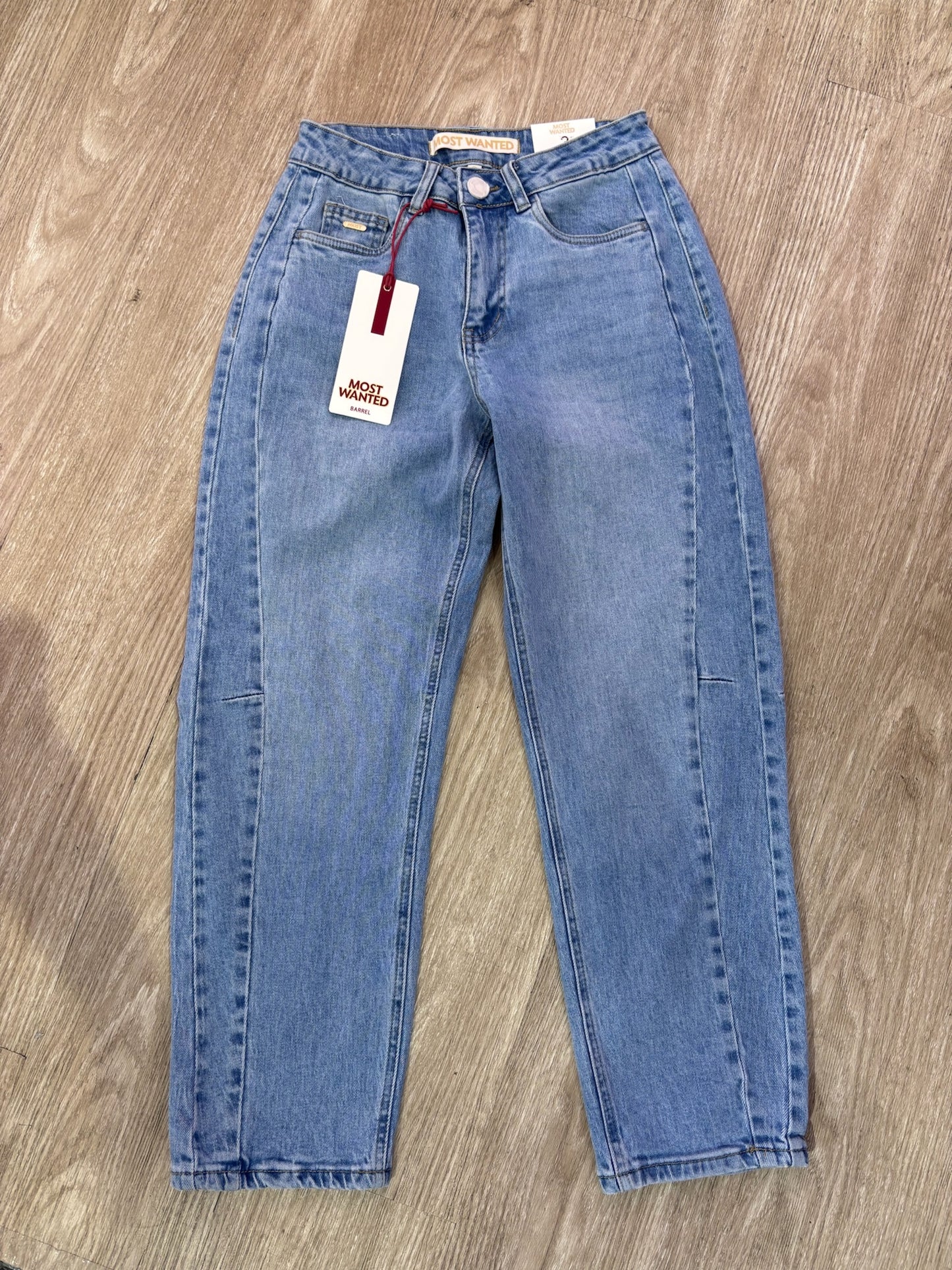 Jean barrel tono medio detalles de costura laterales MOST WANTED