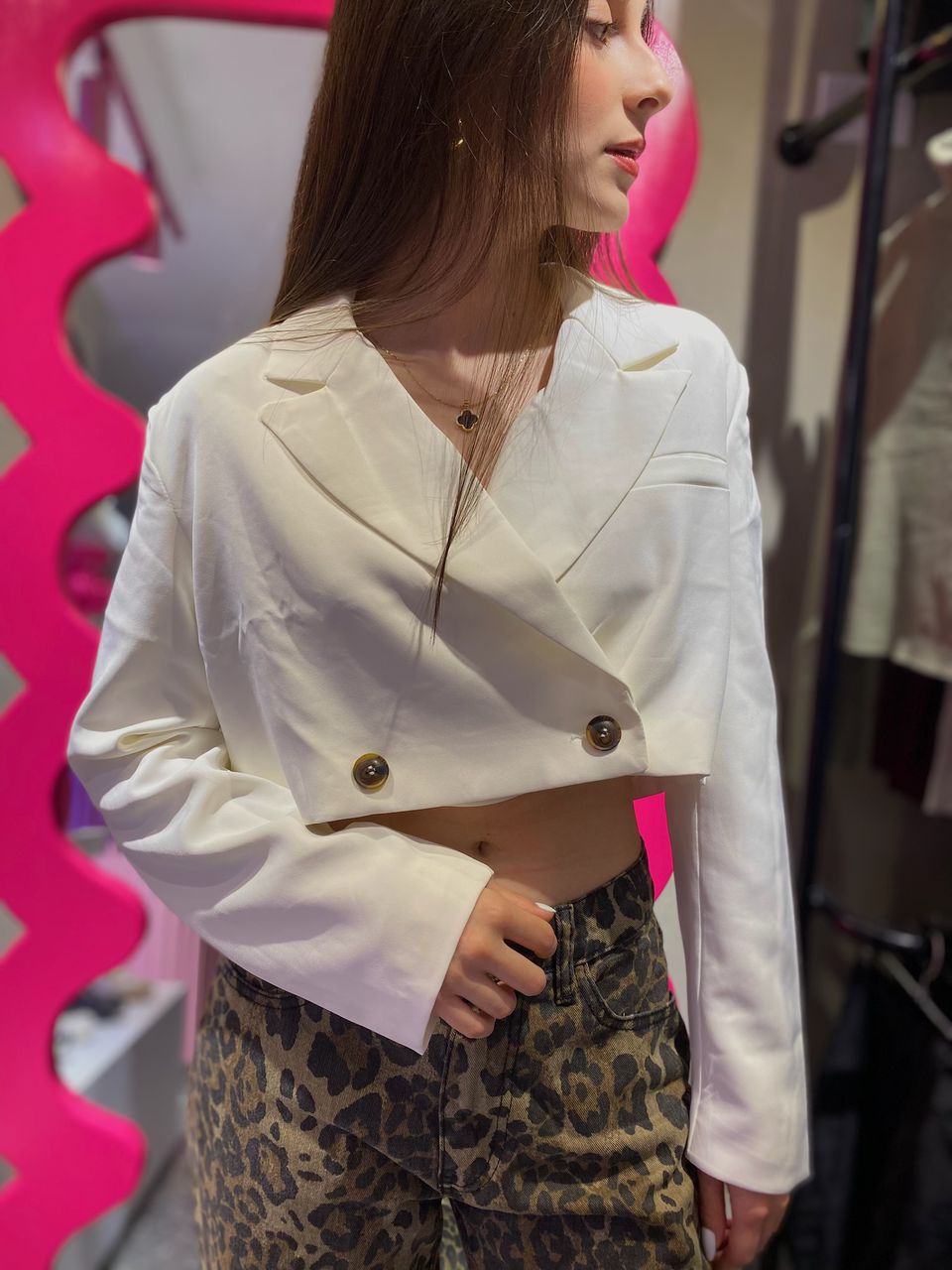 Blazer corto blanco con botones marrón