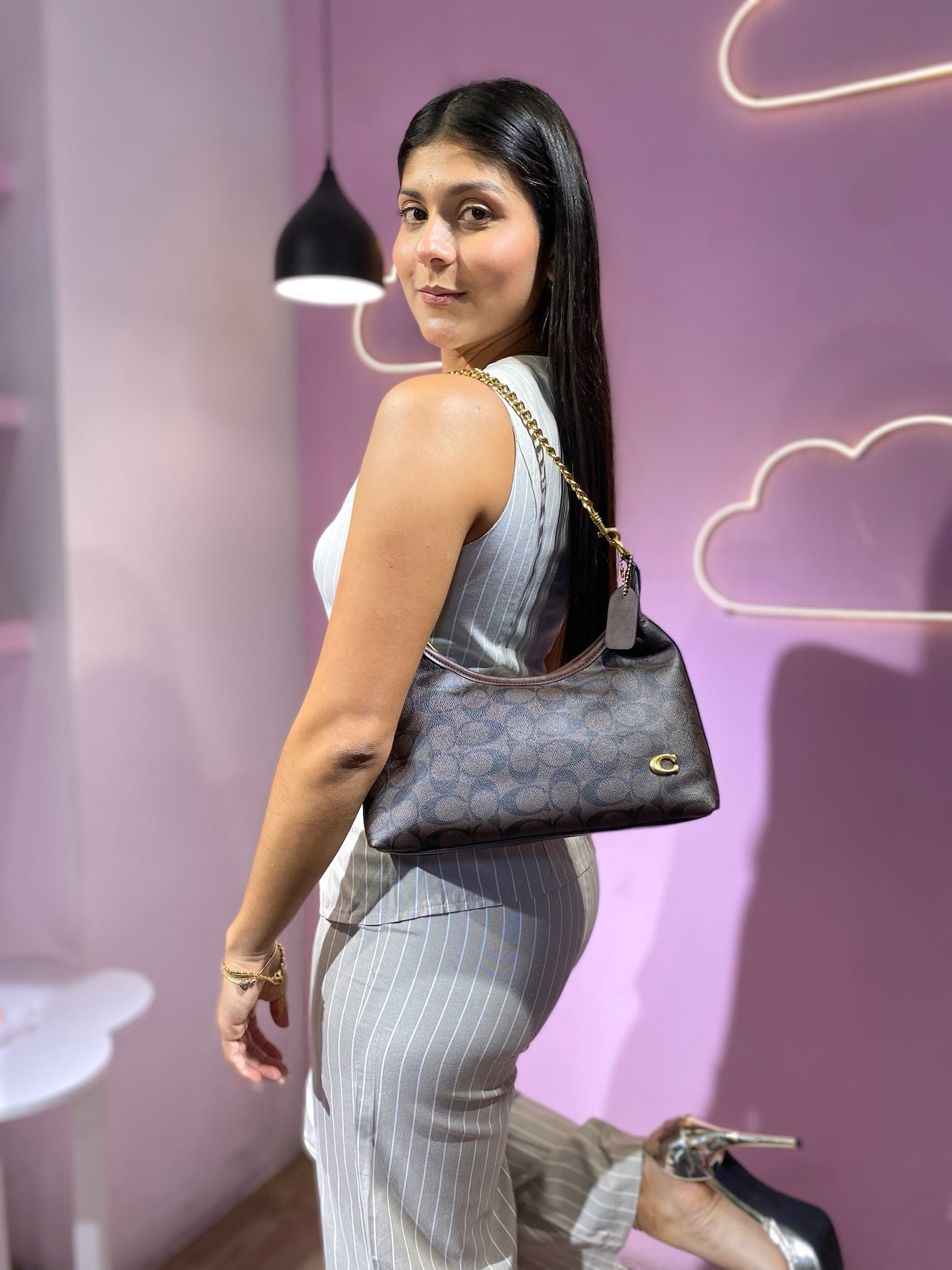 Set de chaleco y pantalón de vestir beige con rayas blancas y botones dorados