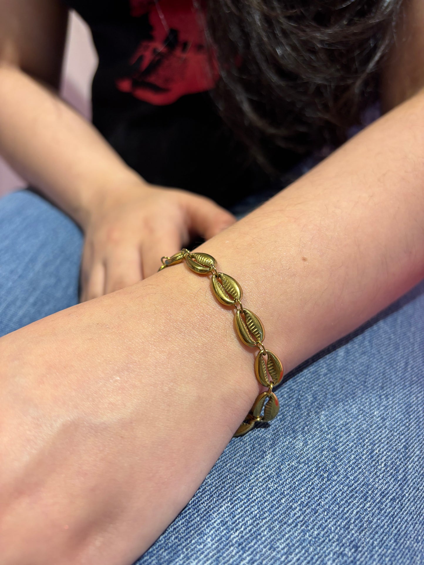 Pulsera de caracoles dorada playera