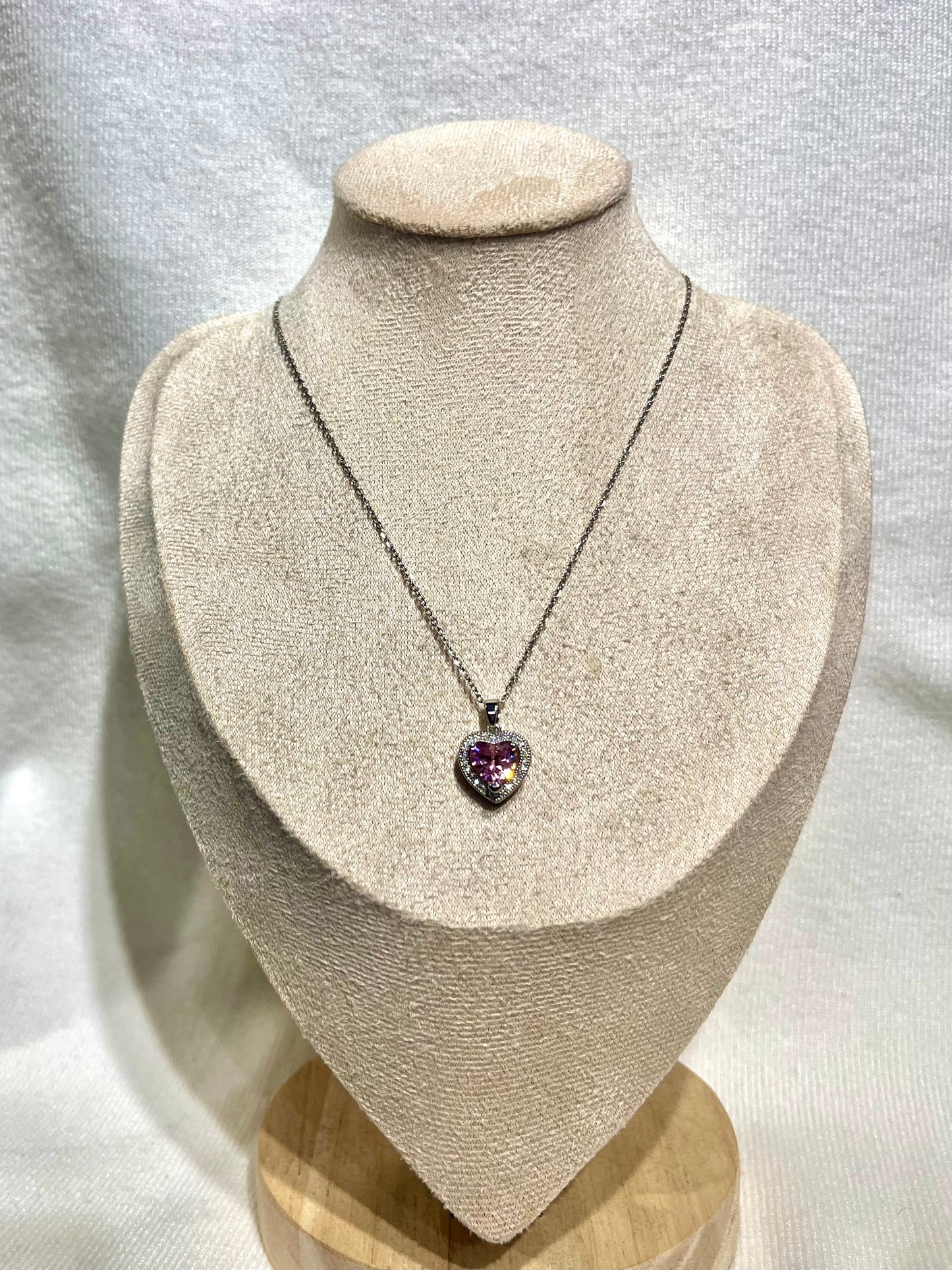 Collar con dije de corazón rosa de pedrería plateada