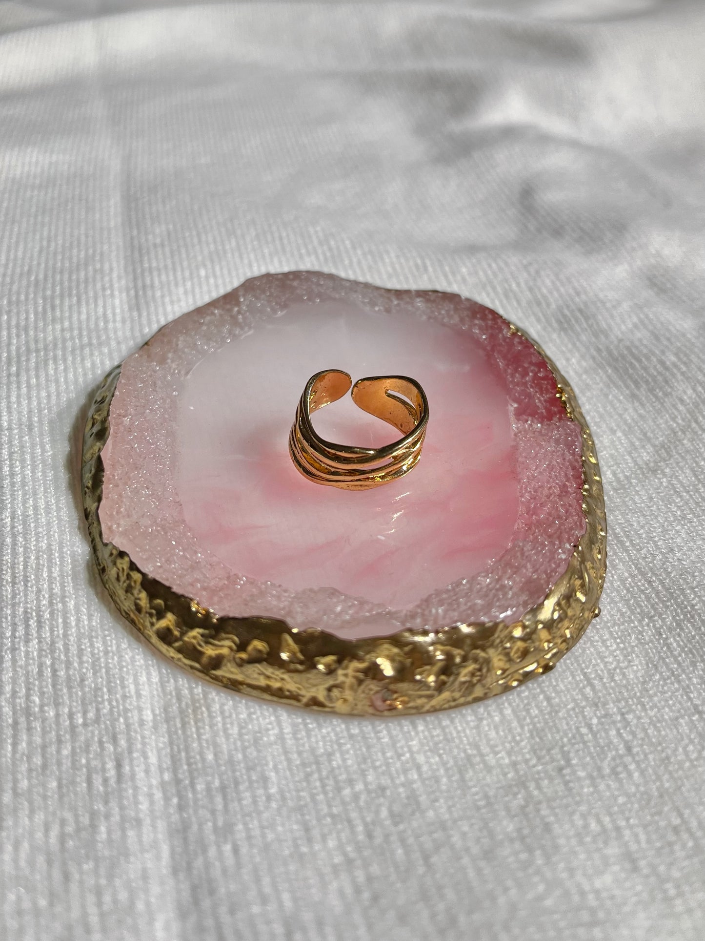 Anillo asimétrico con diseño de tiras dorado
