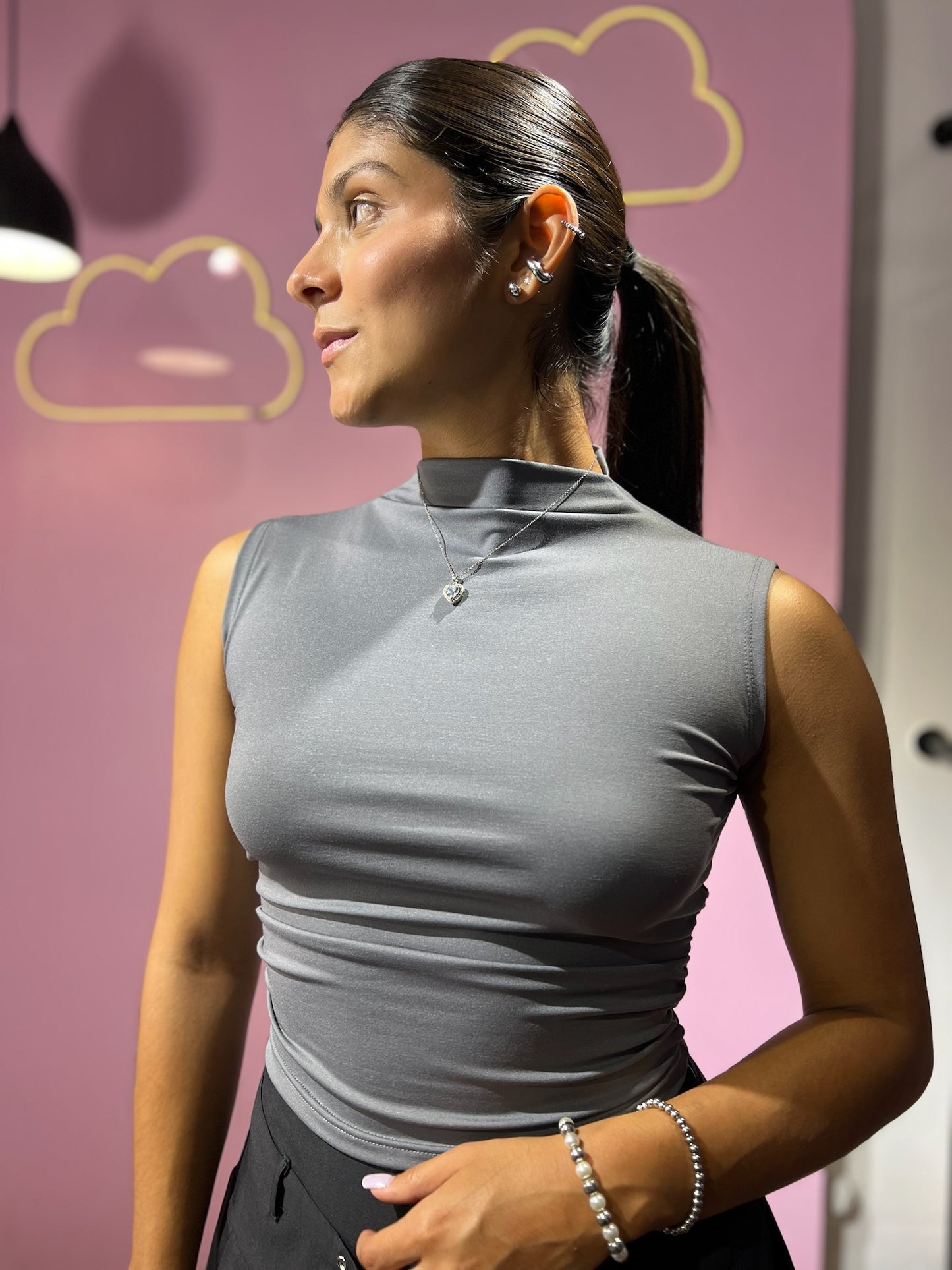 Top cuello alto y arruches laterales gris