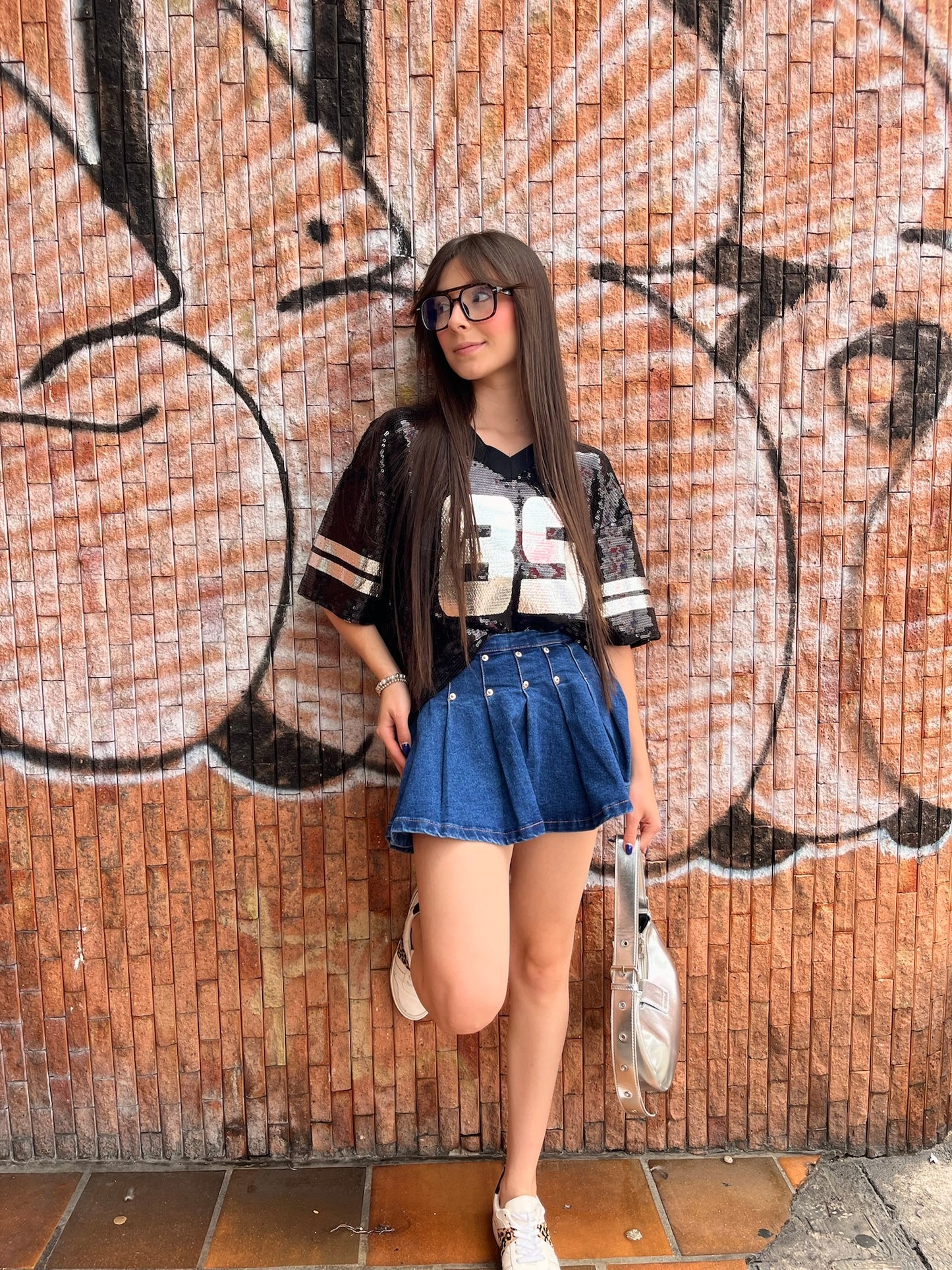 T-shirt negra de lentejuelas con estampado