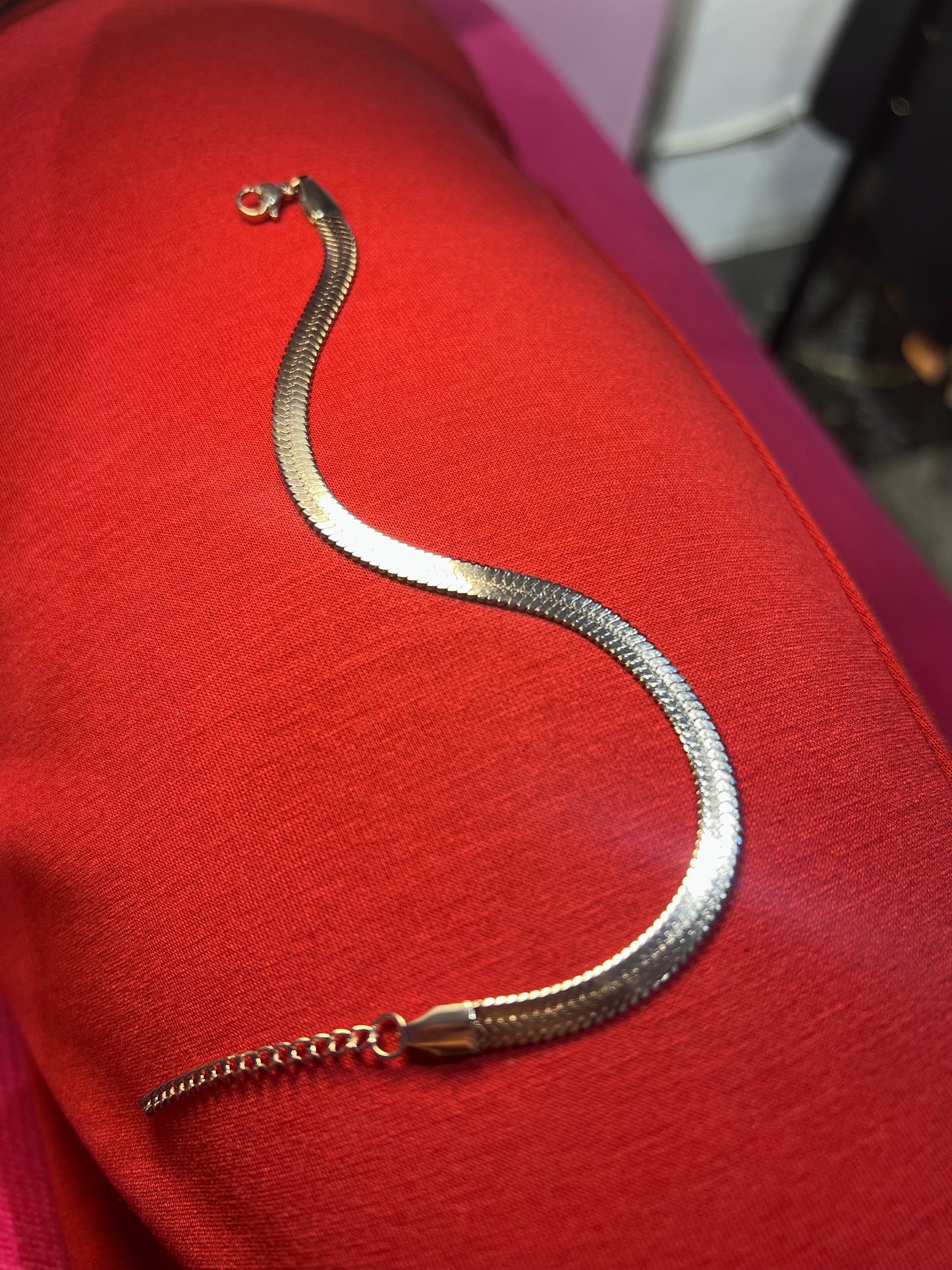 Pulsera plateada de texturade serpiente gruesa