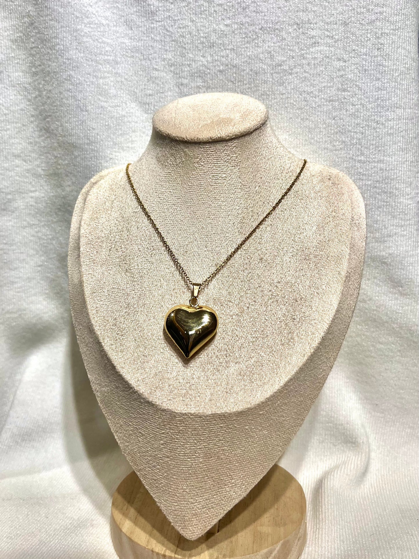Collar con colgante de corazón grande dorado