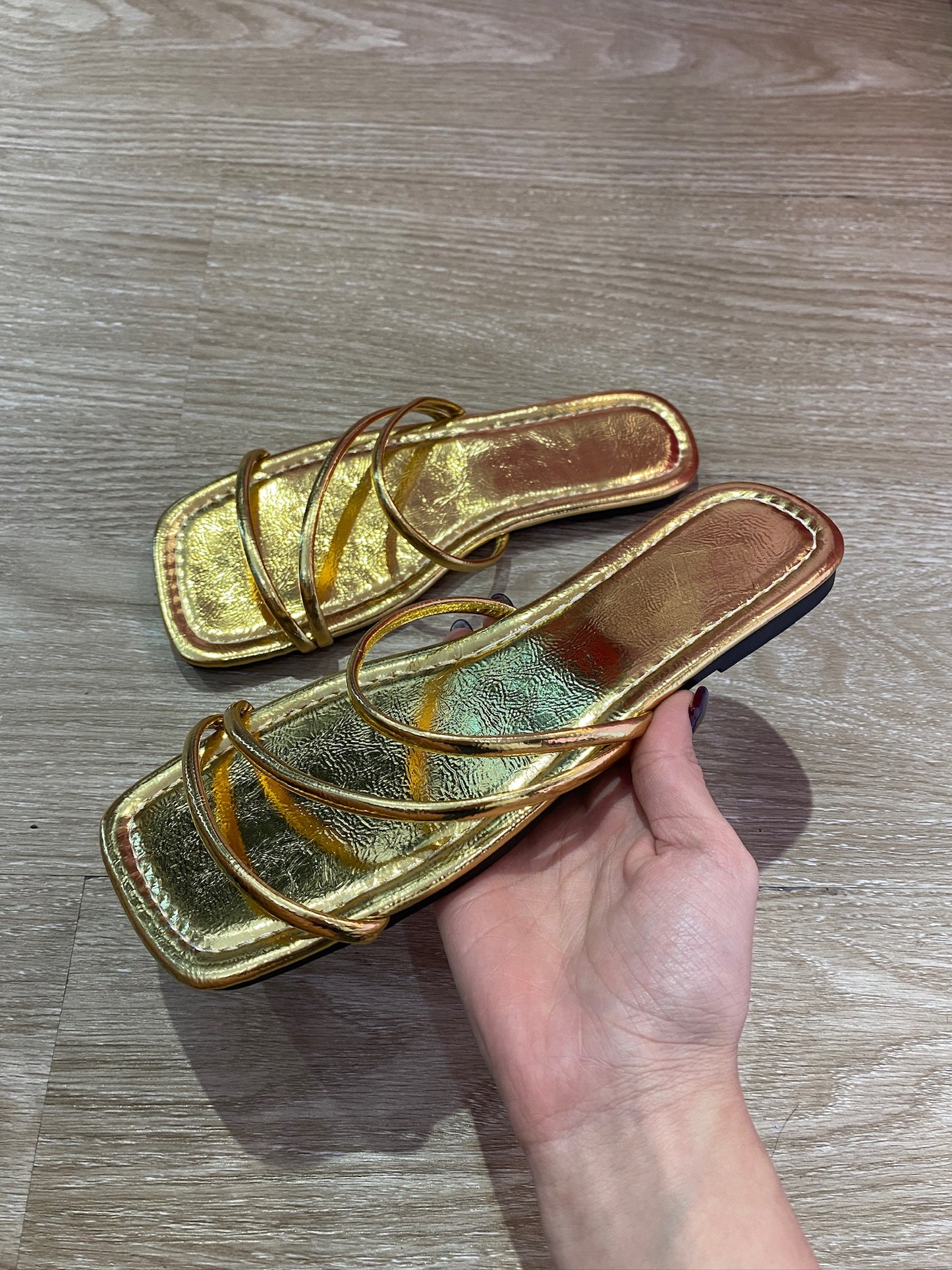 Sandalias doradas lisas