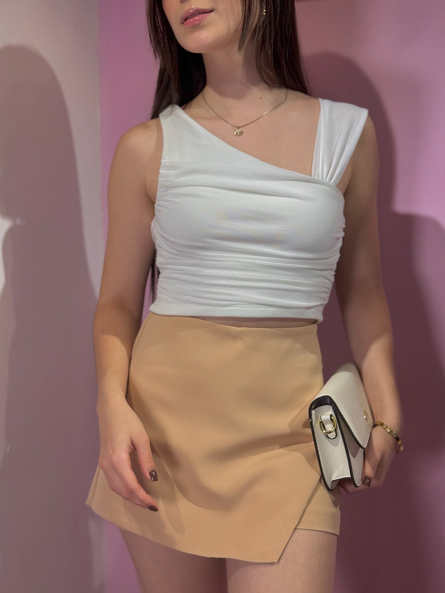 Falda de abertura beige con bolsillos traseros