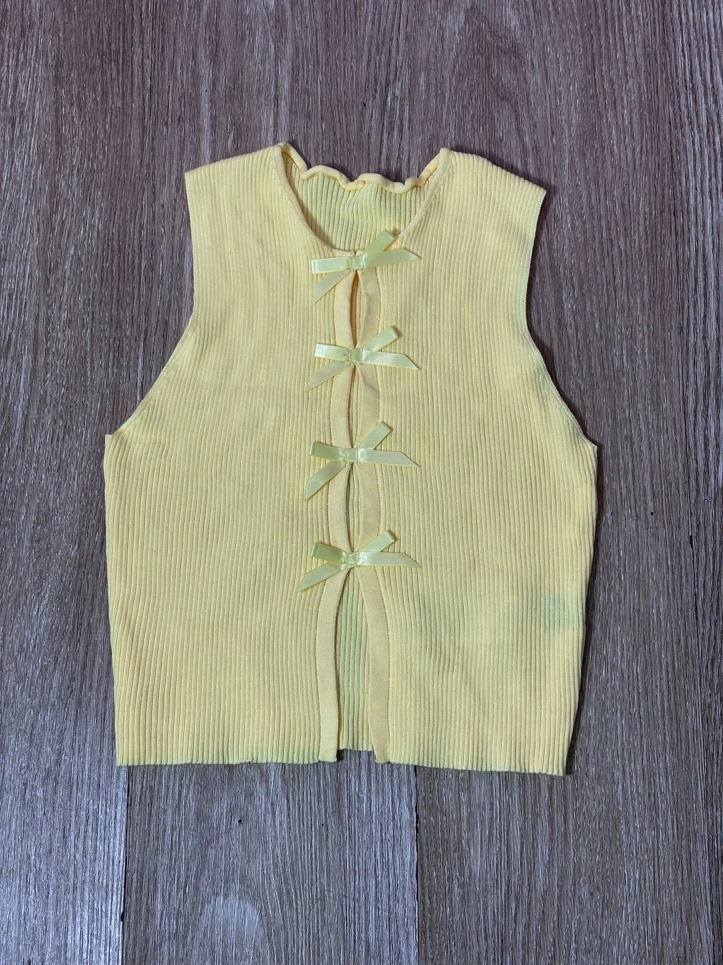 Top halter tejido con lazos delanteros