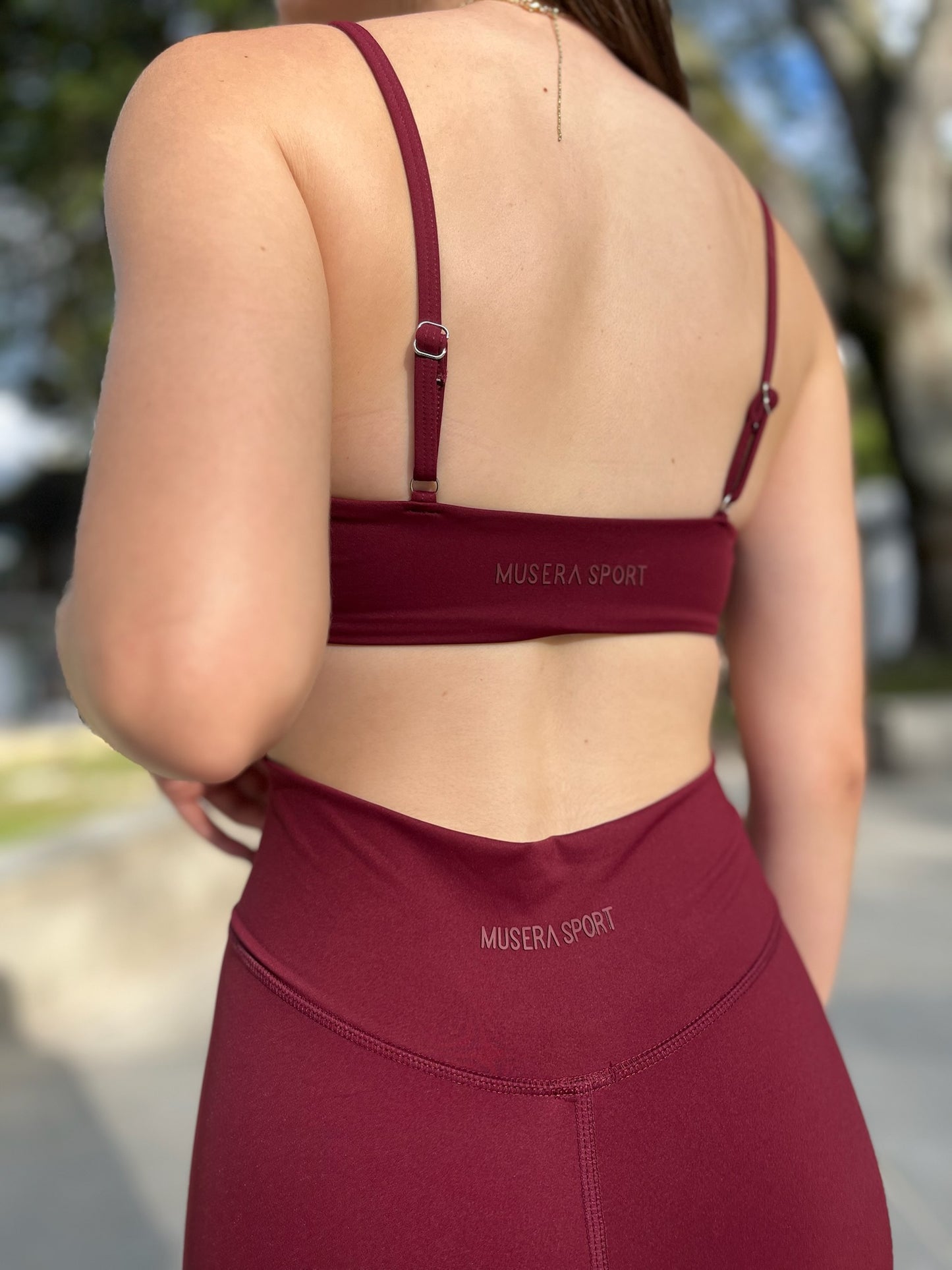 Set deportivo top cruzado y leggin vinotinto MUSERA
