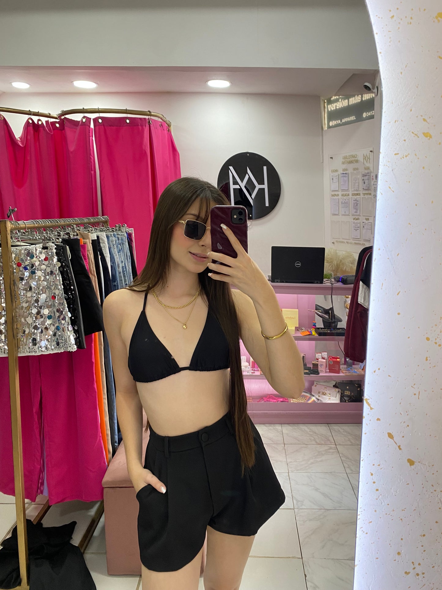 Short plisado de vestir con botón negro