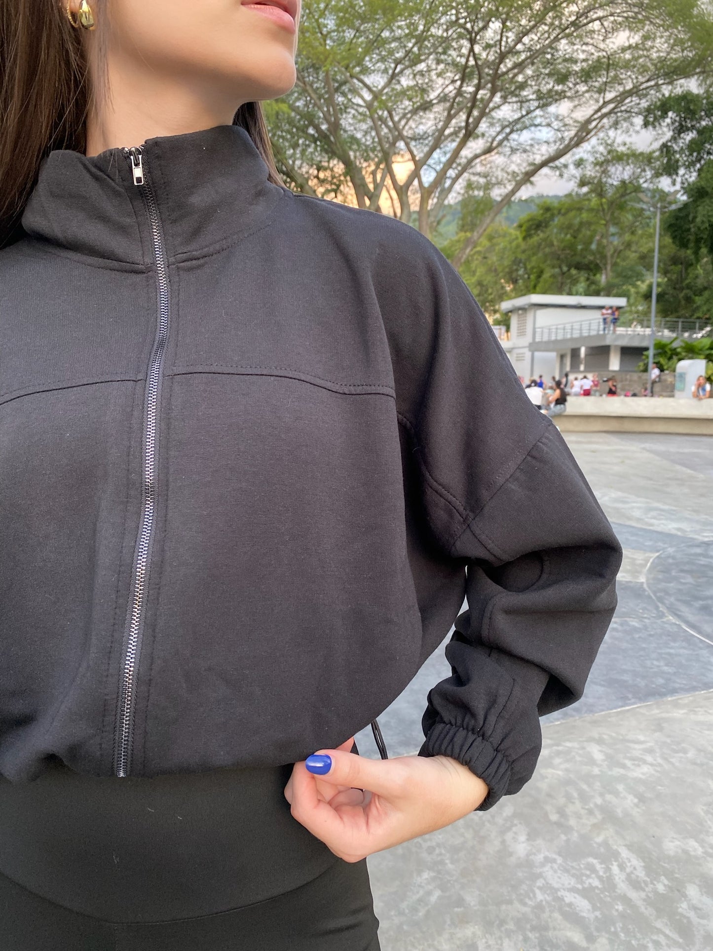Hoodie cuelo alto negro de cierre