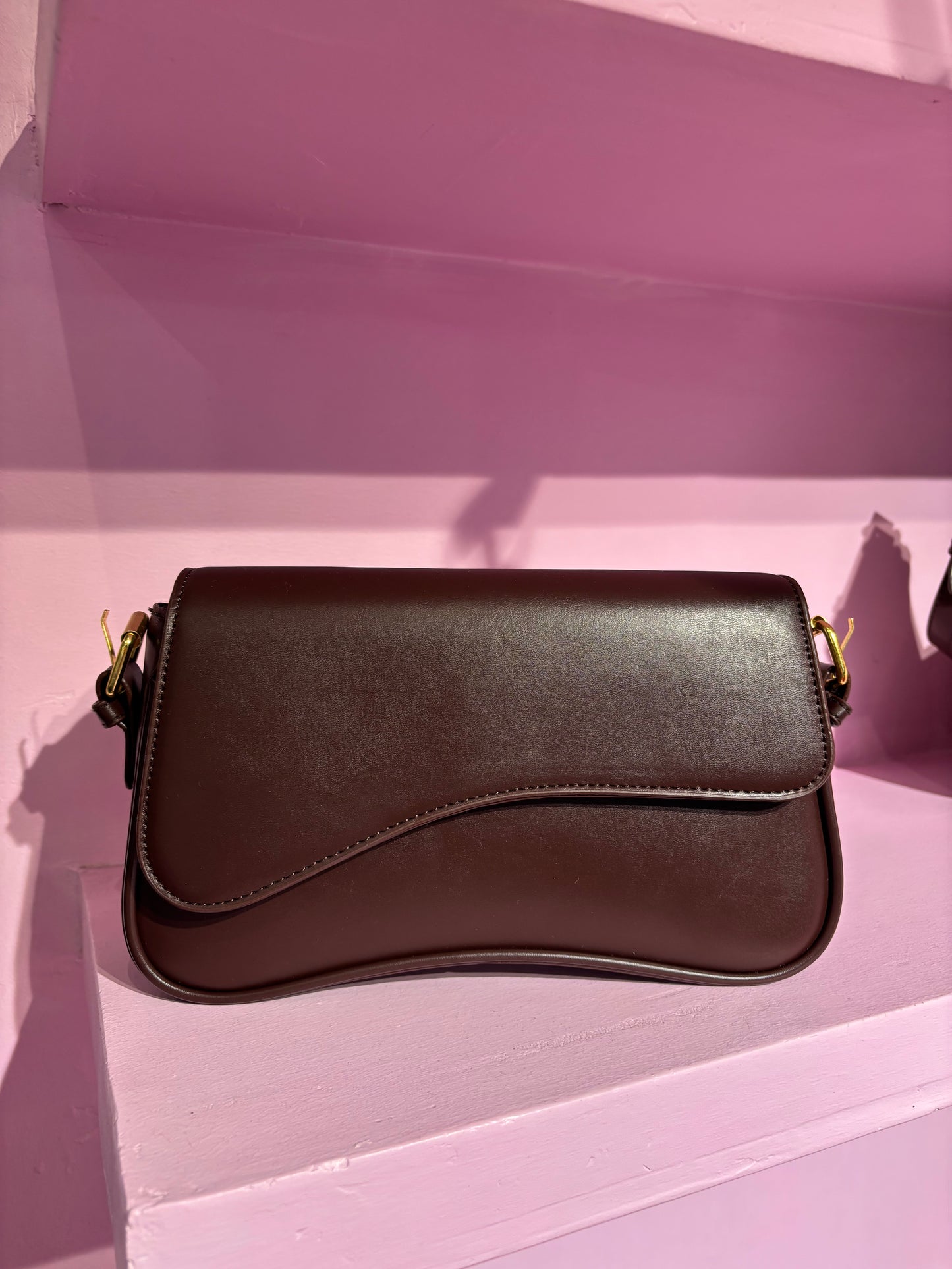 Cartera marrón solapa asimétrica
