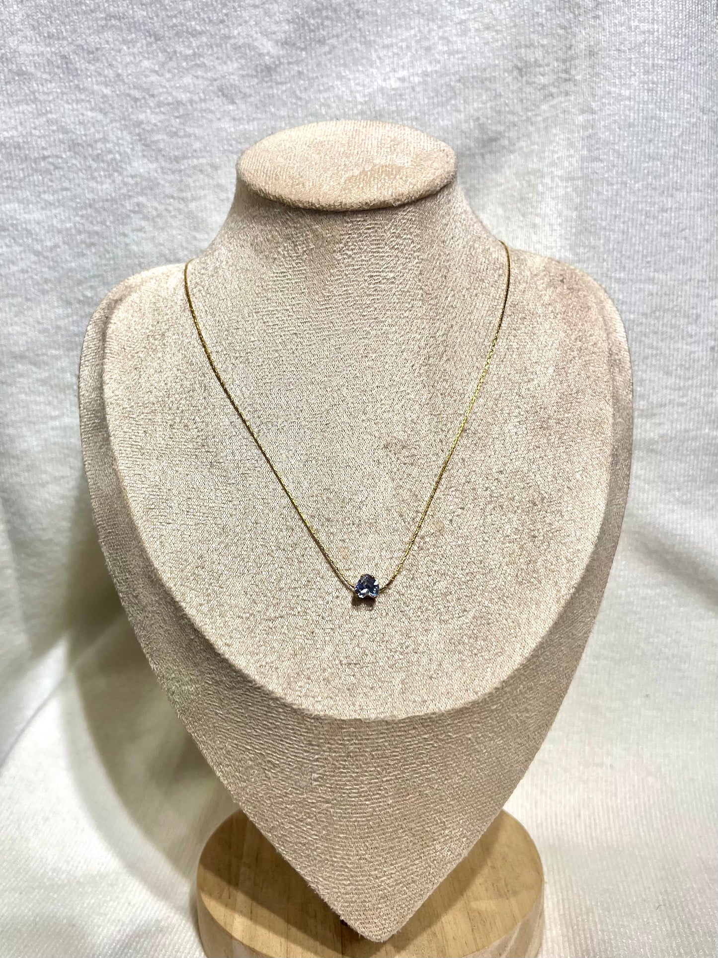 Collar de corazón pequeño de pedrería dorado