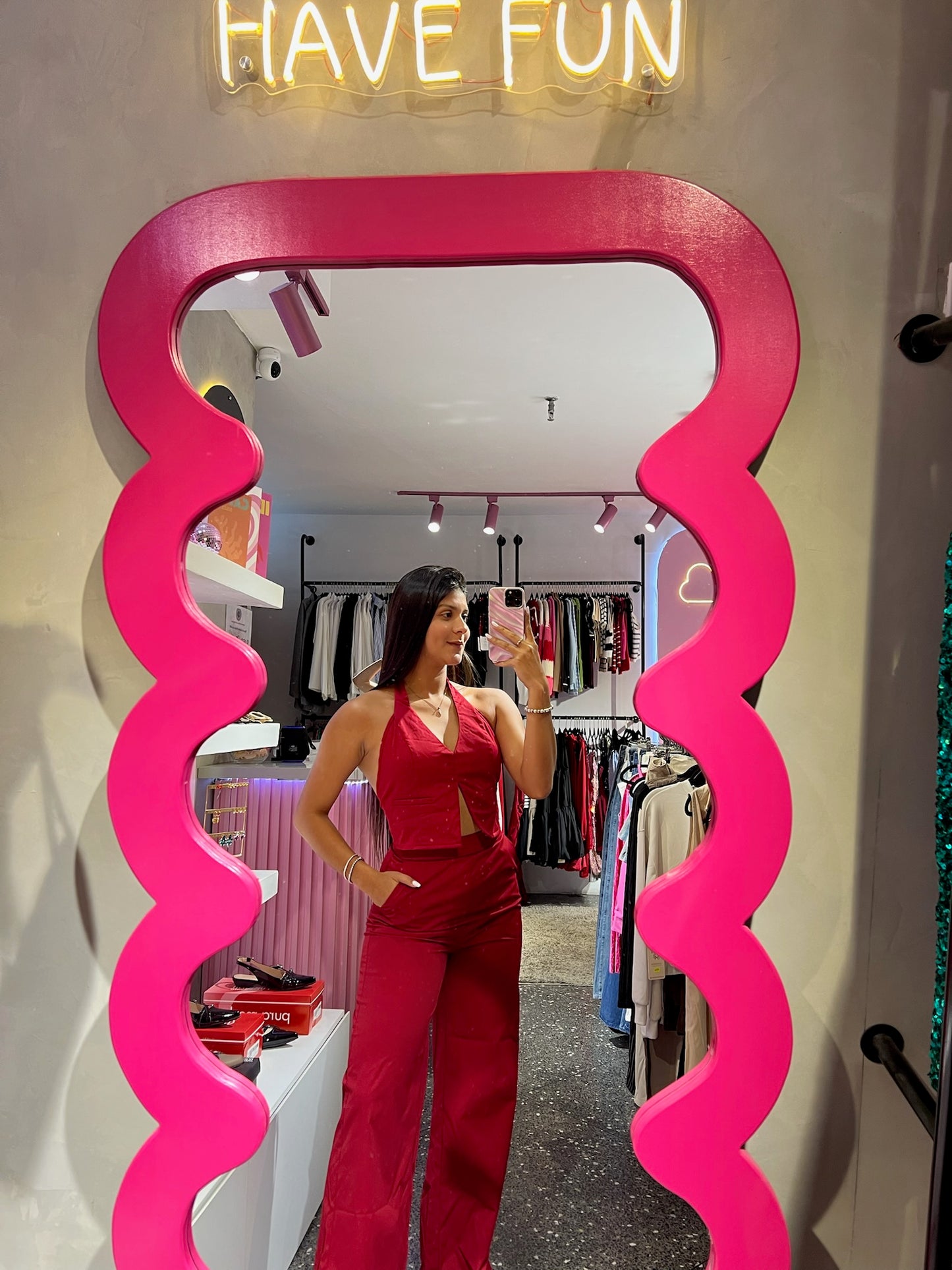 Set rojo de chaleco al cuello y espalda descubierta y pantalón palazzo