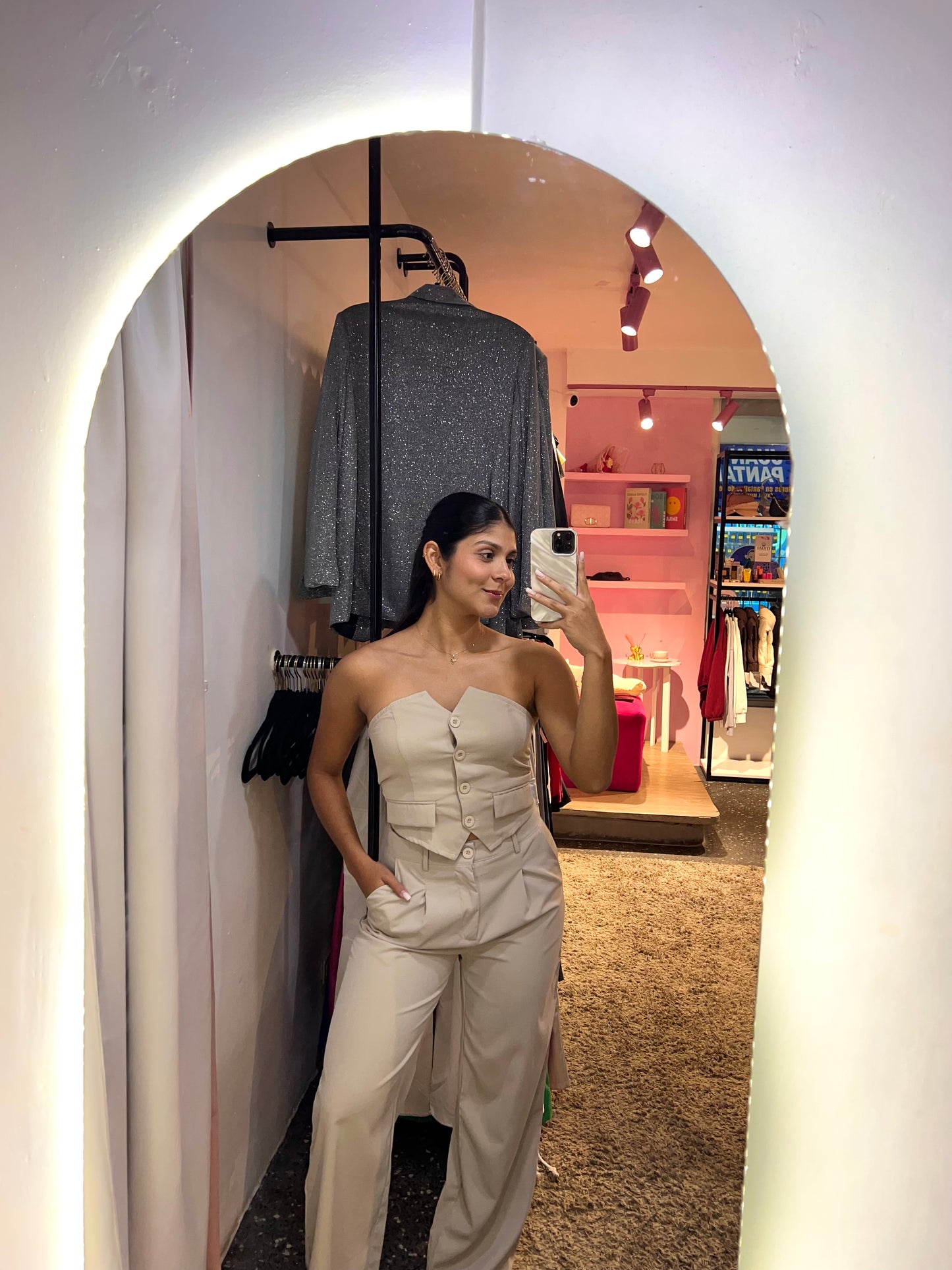 Set de top strapless y pantalón beige