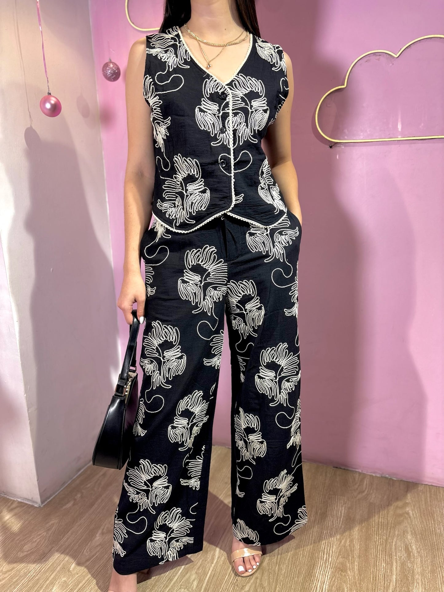 Set de chaleco y pantalón negro con bordado crema