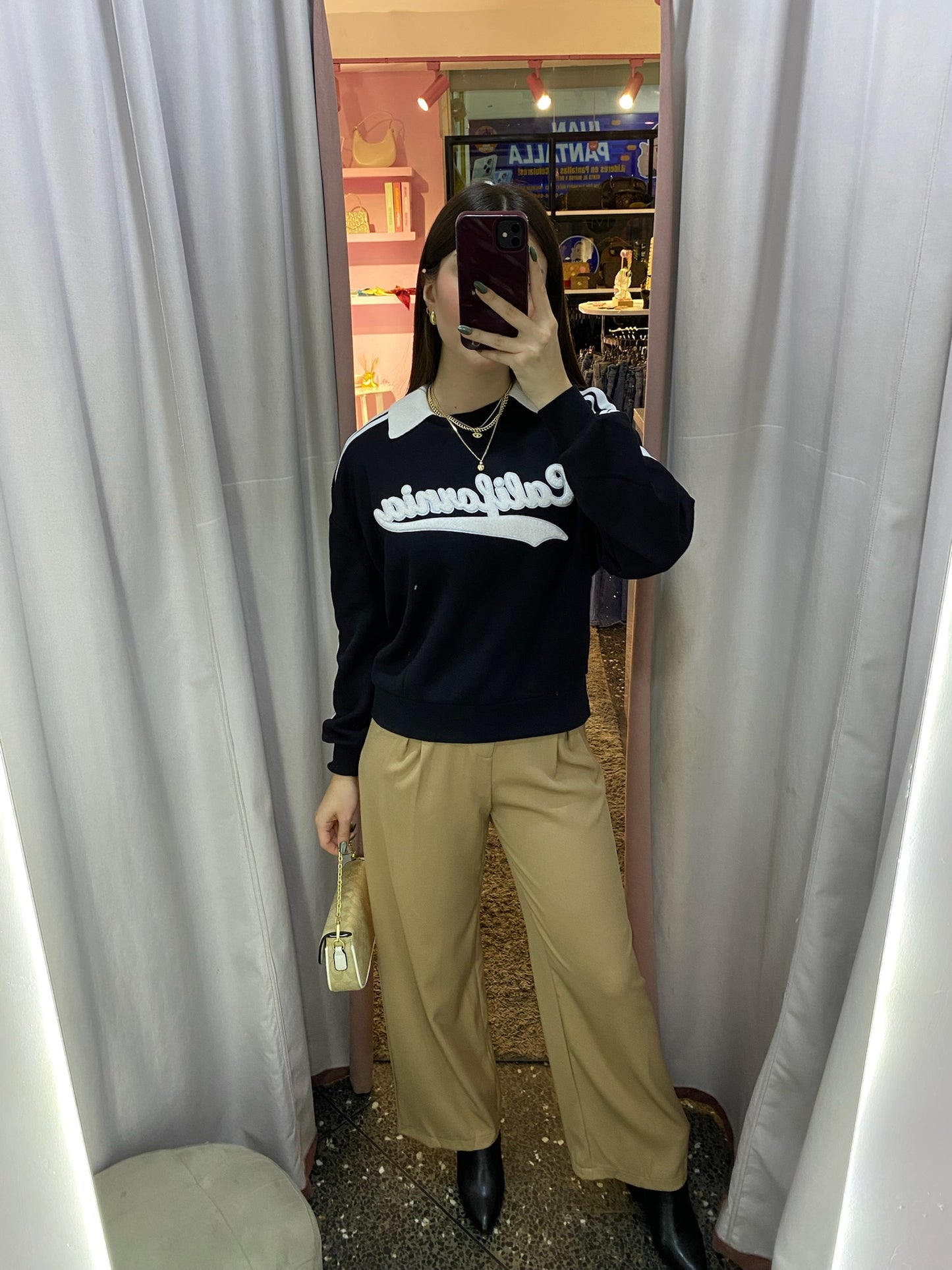 Sueter negro de líneas en las mangas California