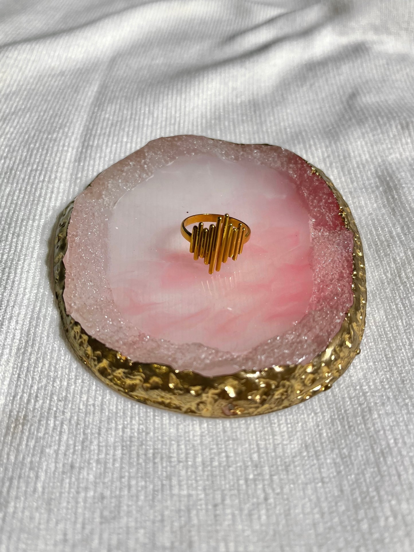 Anillo delgado con diseño asimétrico