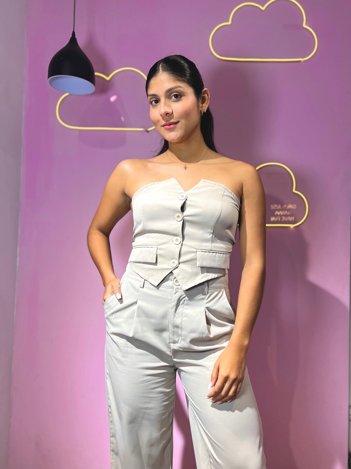 Set de top strapless y pantalón beige