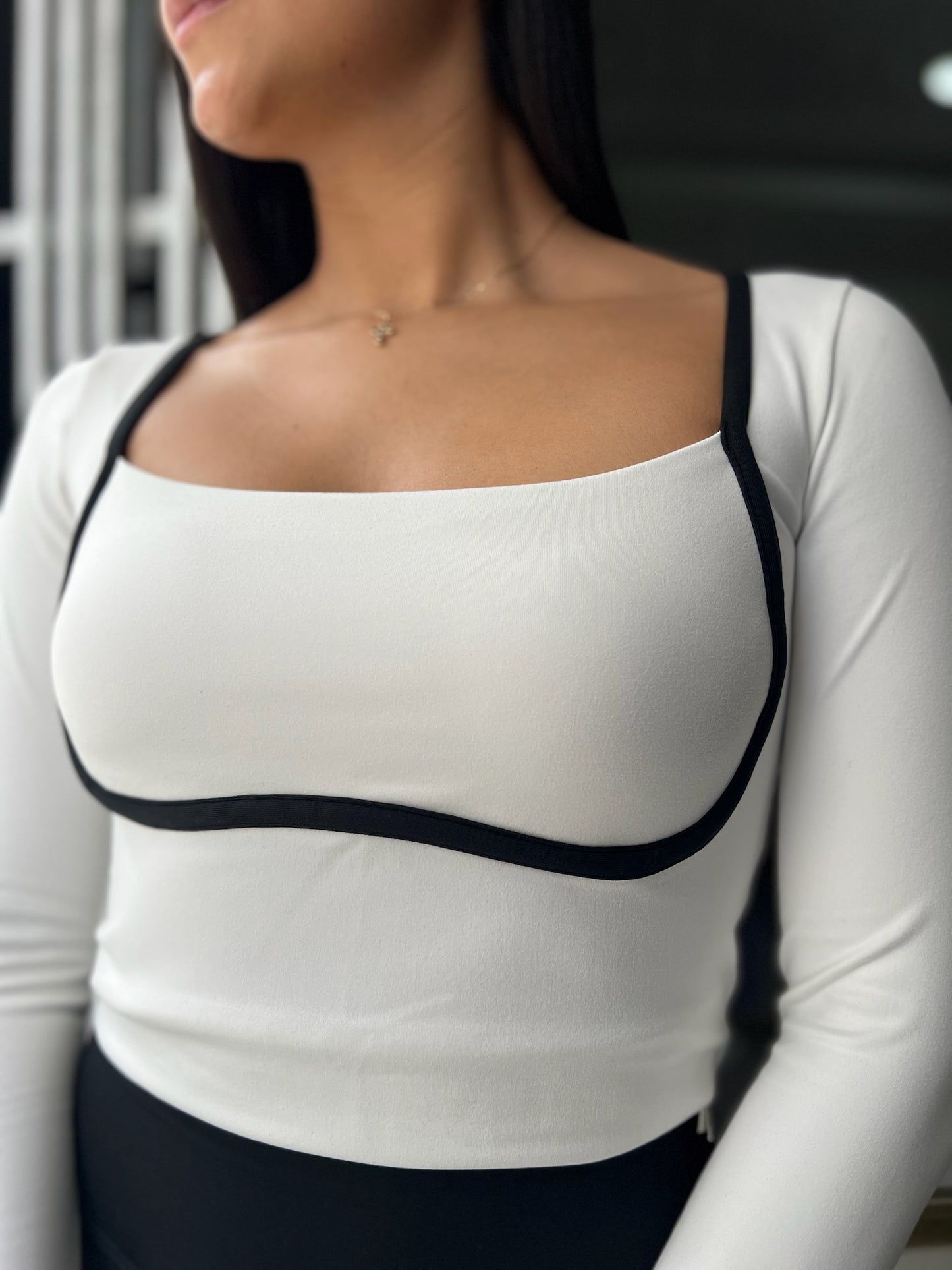 Top manga larga deportivo blanco con bordes en el busto negro HOLLISTER