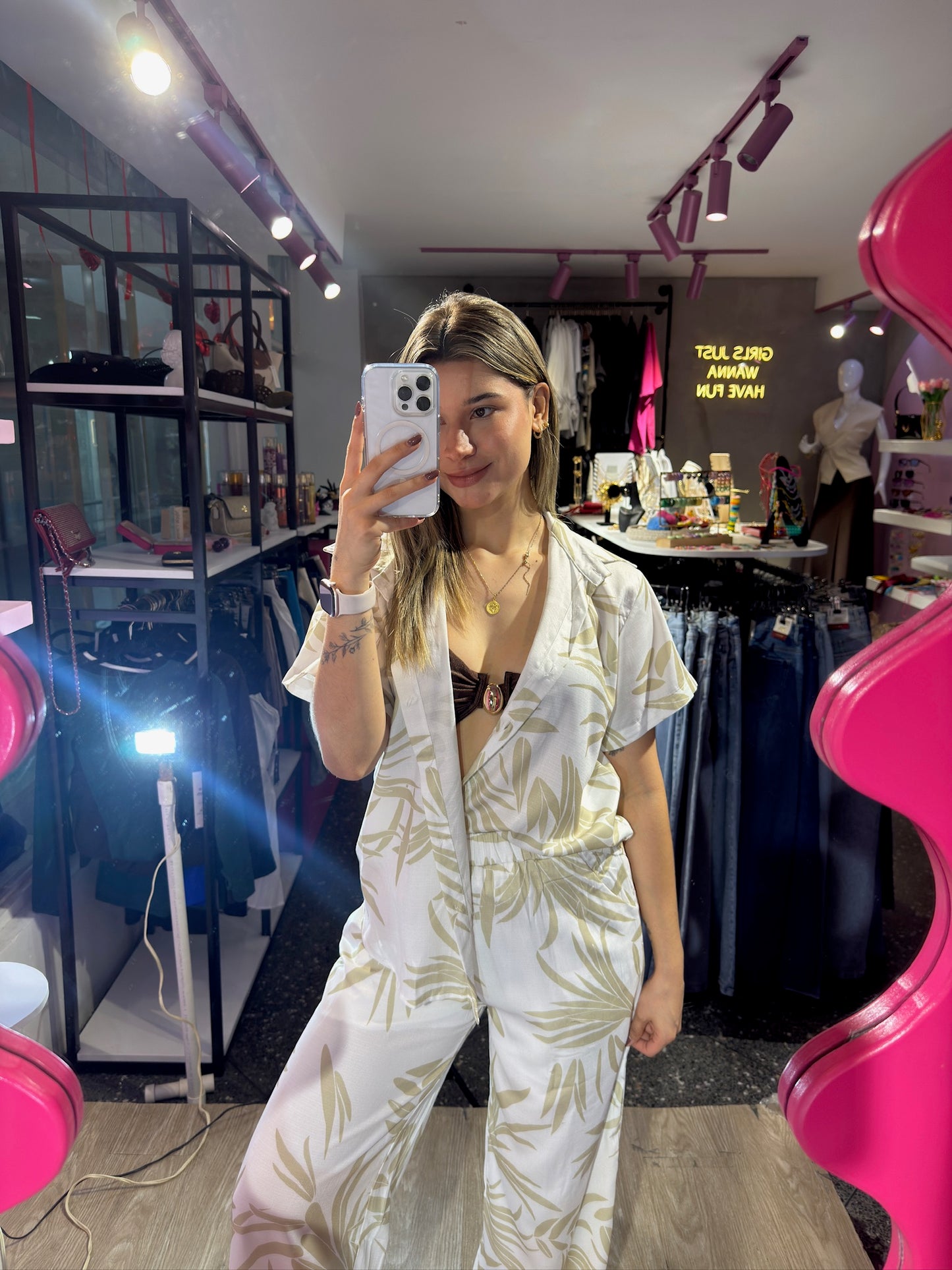 Set de camisa y pantalón blanco y estampado playera beige
