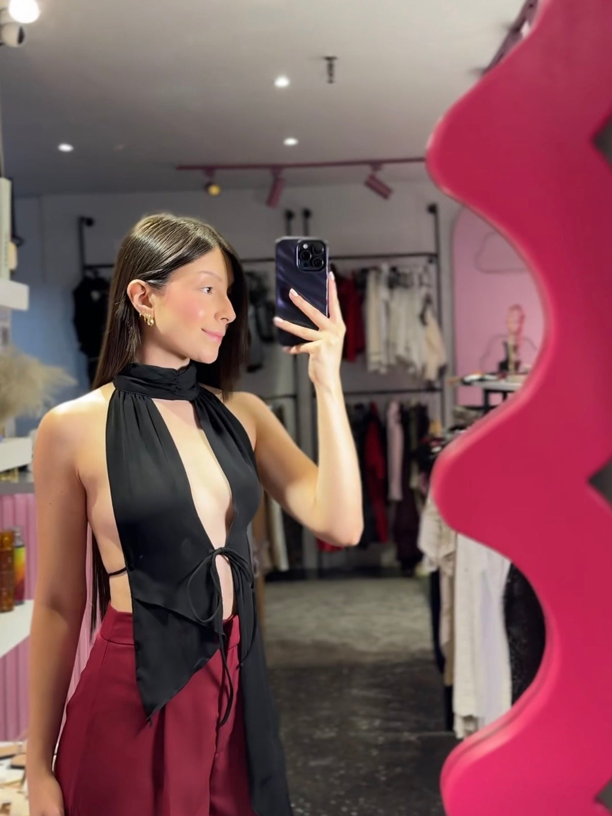 Top halter de cuello alto corte en el pecho y espalda descubierta negro