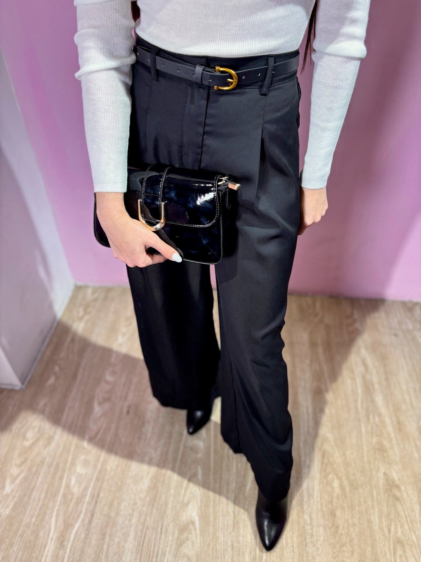 Cartera patente negra con hebilla