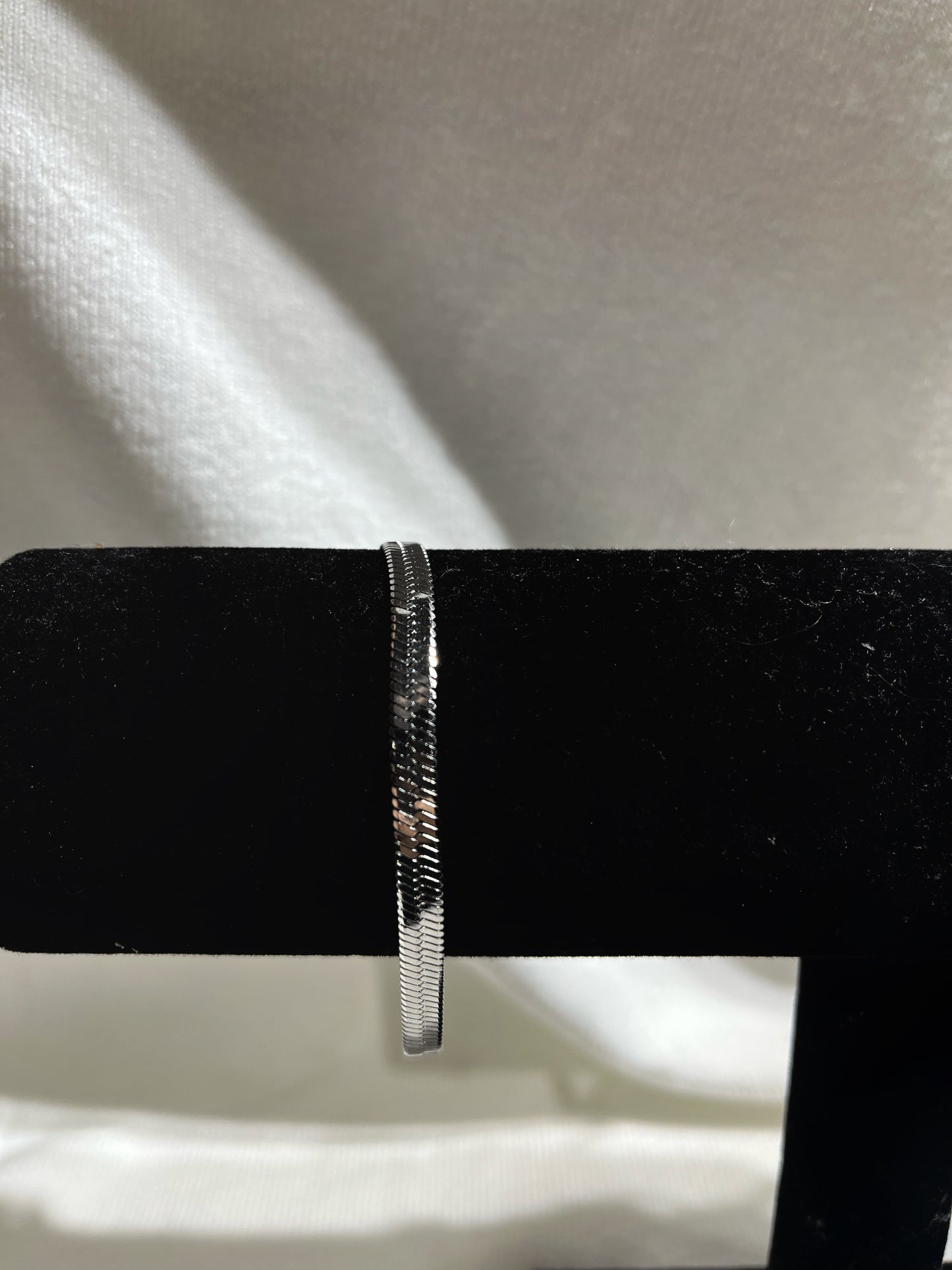 Pulsera texturizada de serpiente plateada gruesa