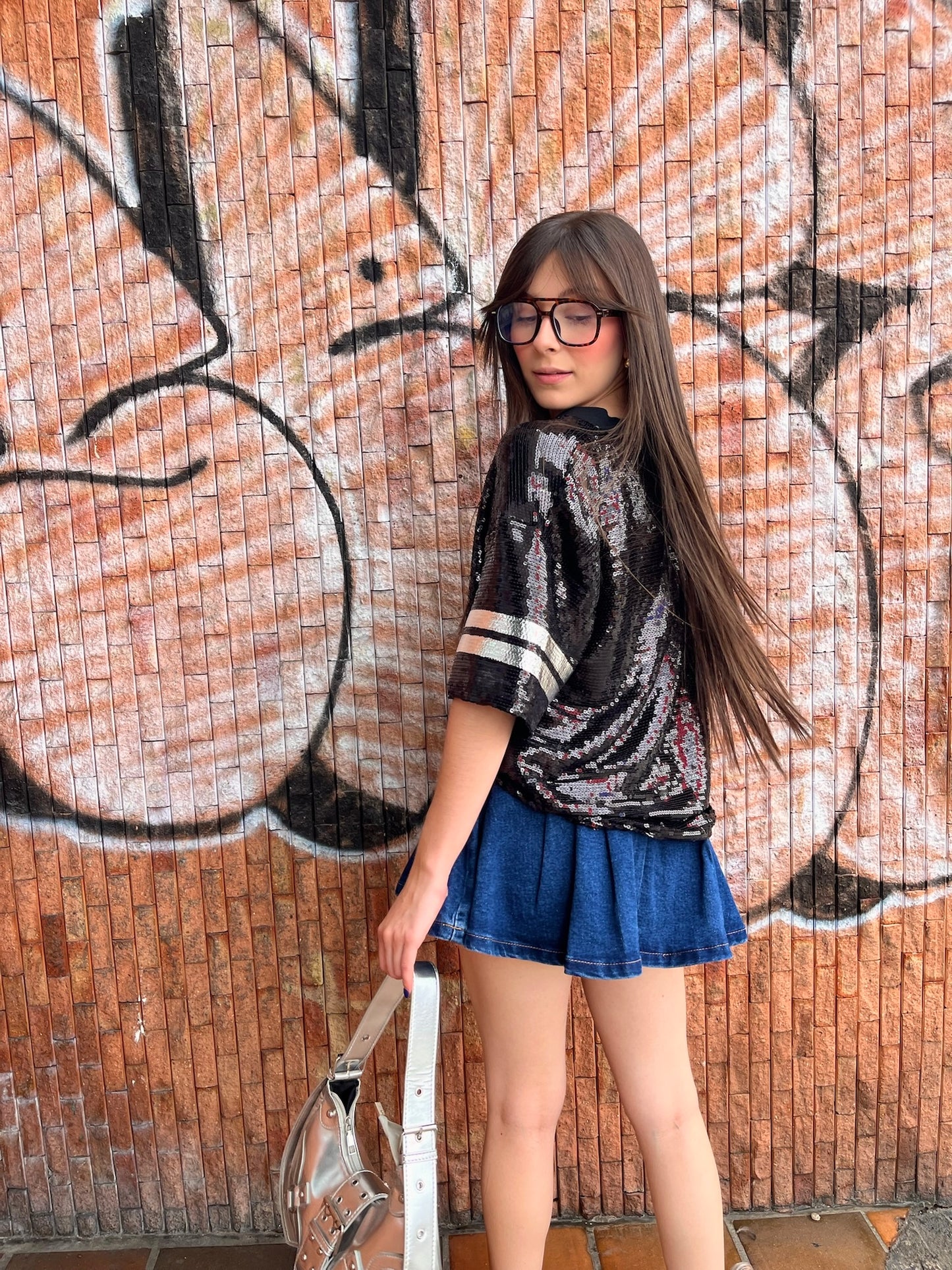T-shirt negra de lentejuelas con estampado