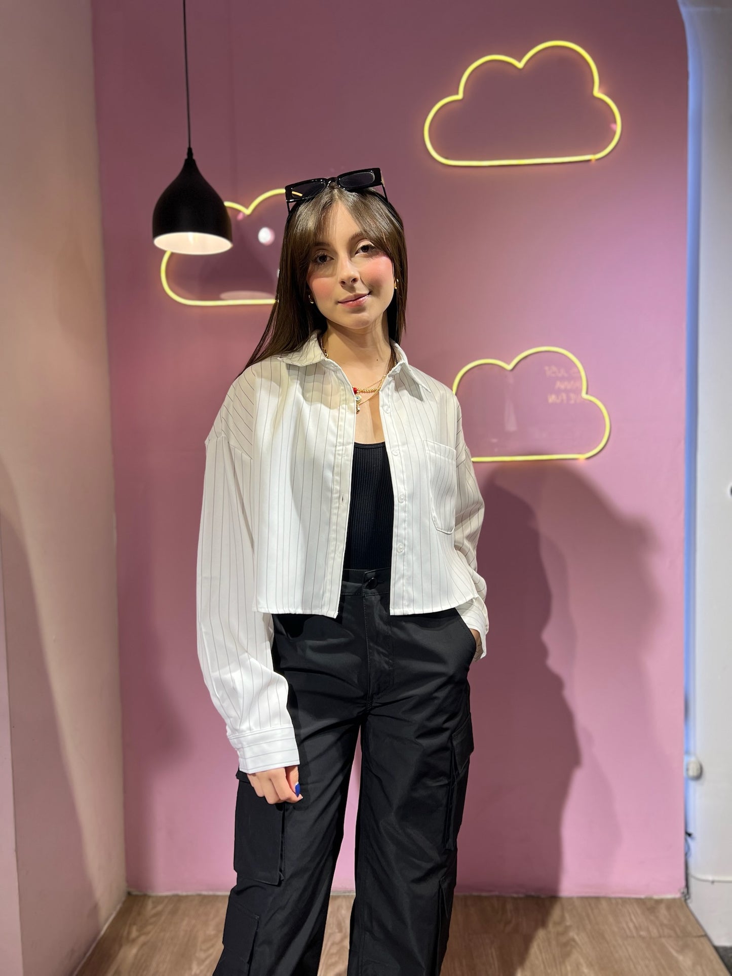 Camisa blanca de rayas negras