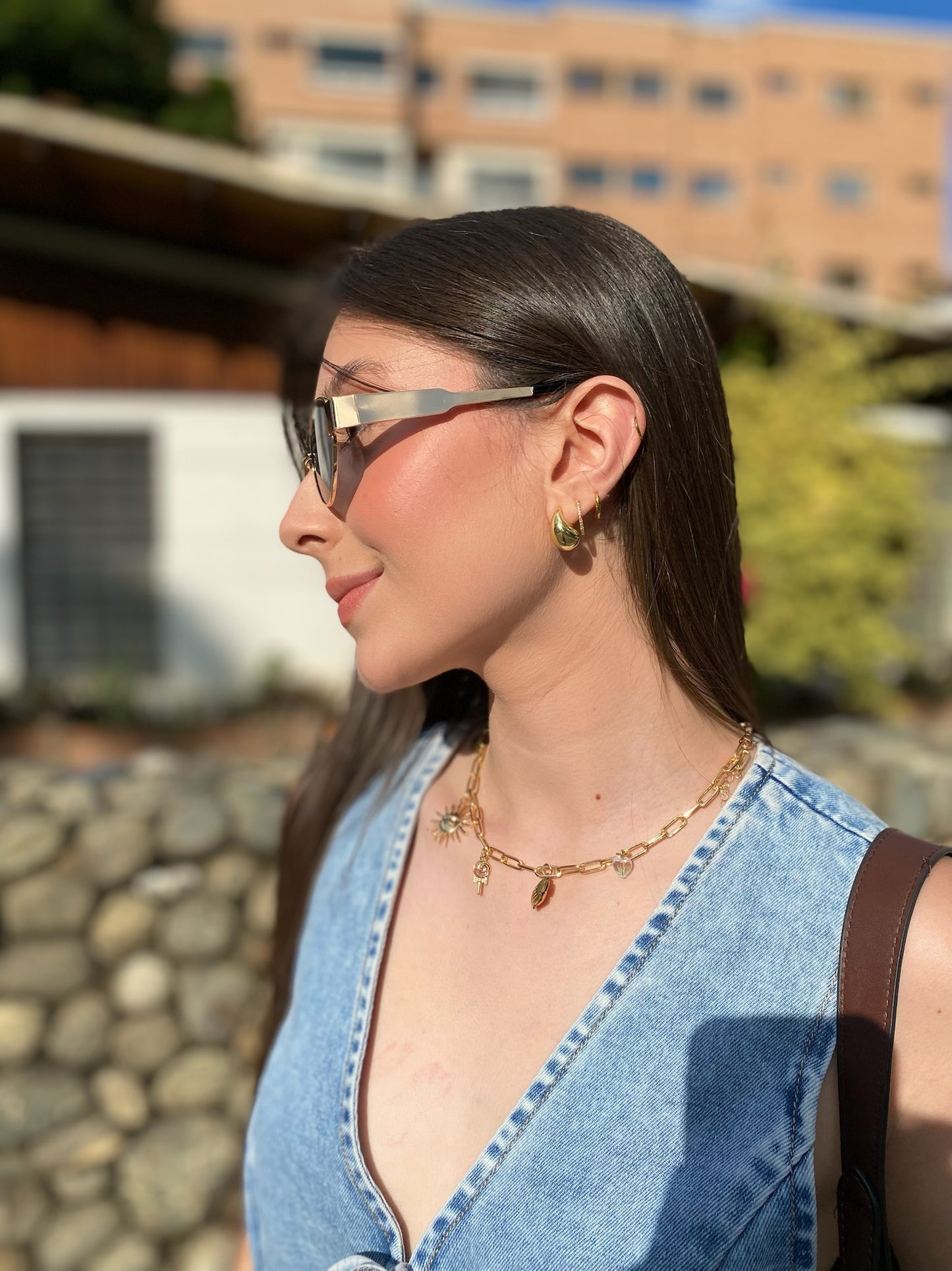 Collar de cadena con 7 dijes dorados y botita vaquera rosa
