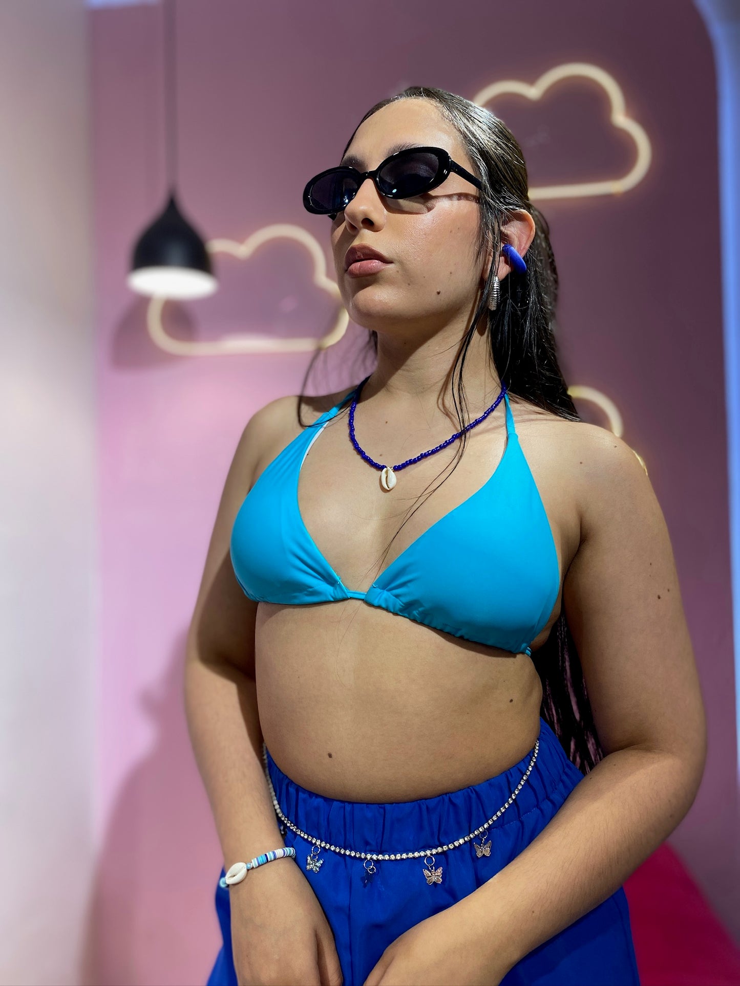 Traje da baño azul claro con cadena de mariposa