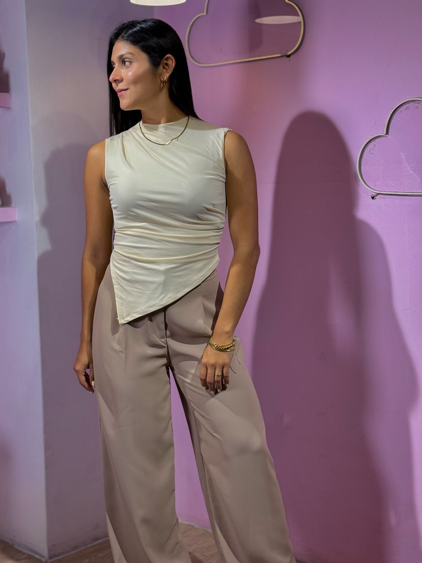 Top halter de malla asimétrico crema