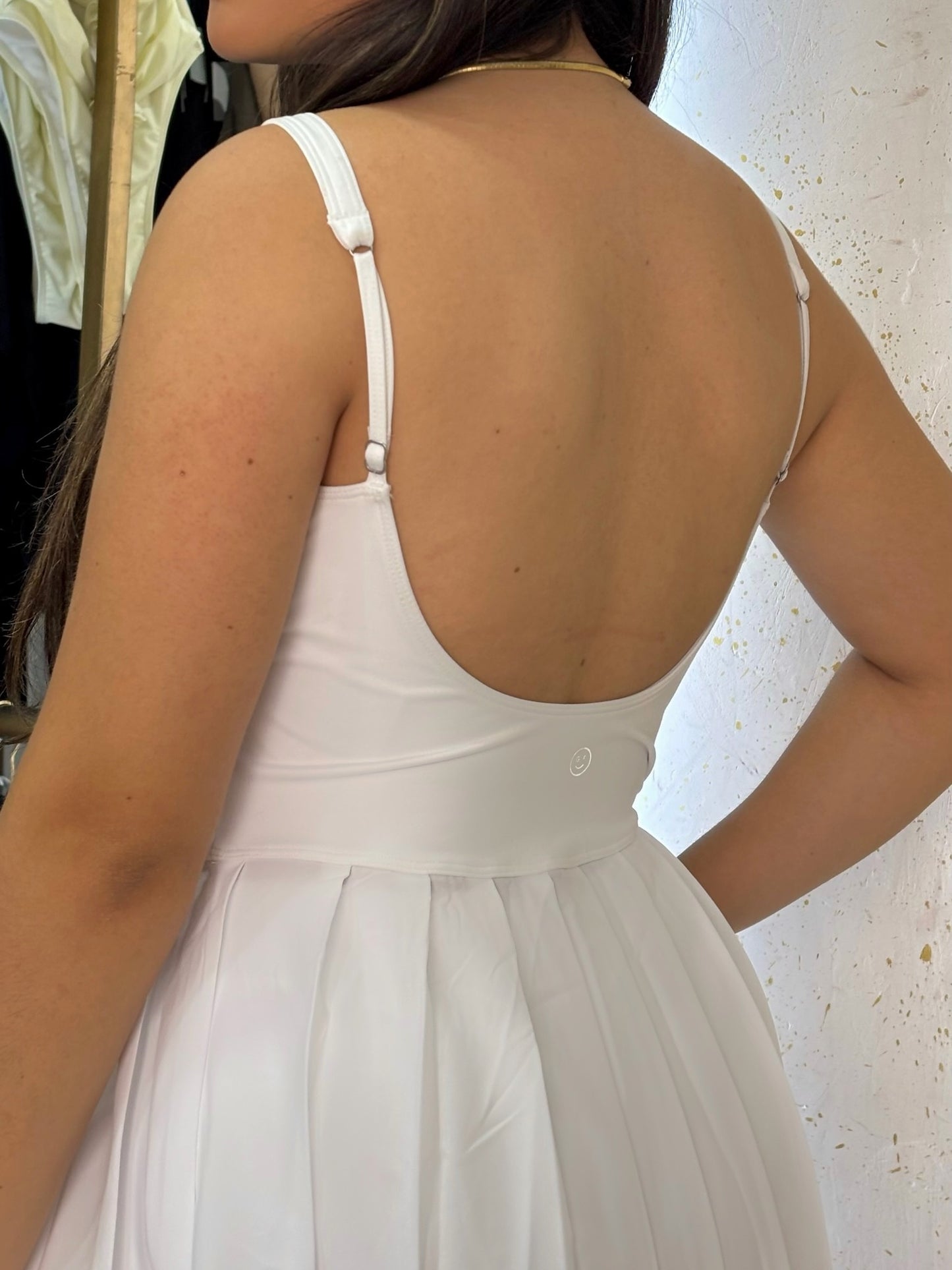 Vestido blanco con falda short plisada con escote en la espalda HOLLISTER