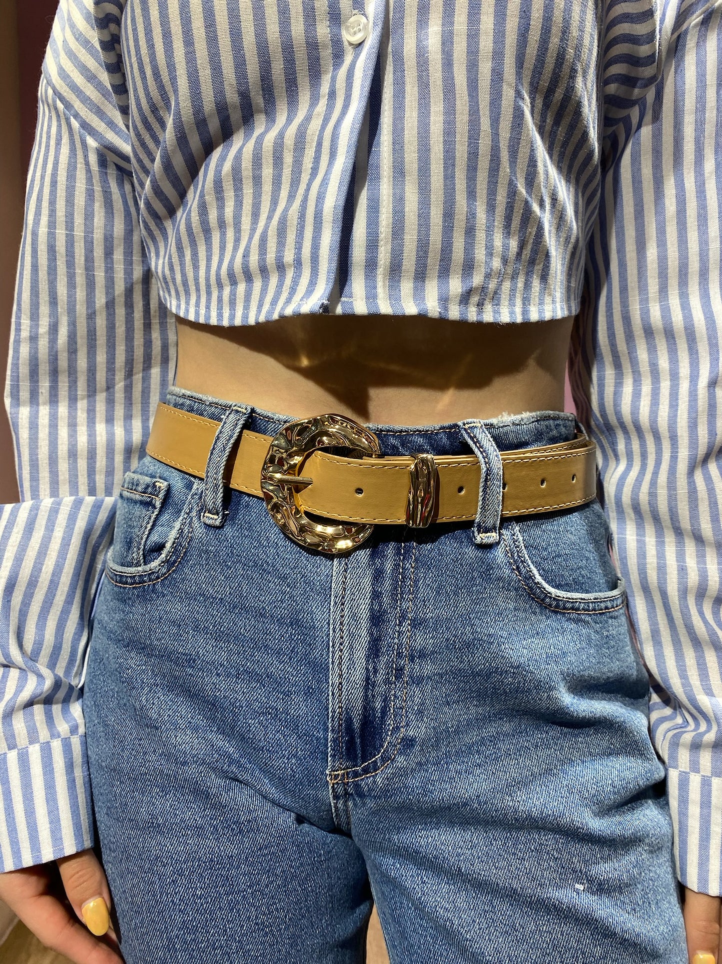 Correa beige oscuro con hebilla dorada