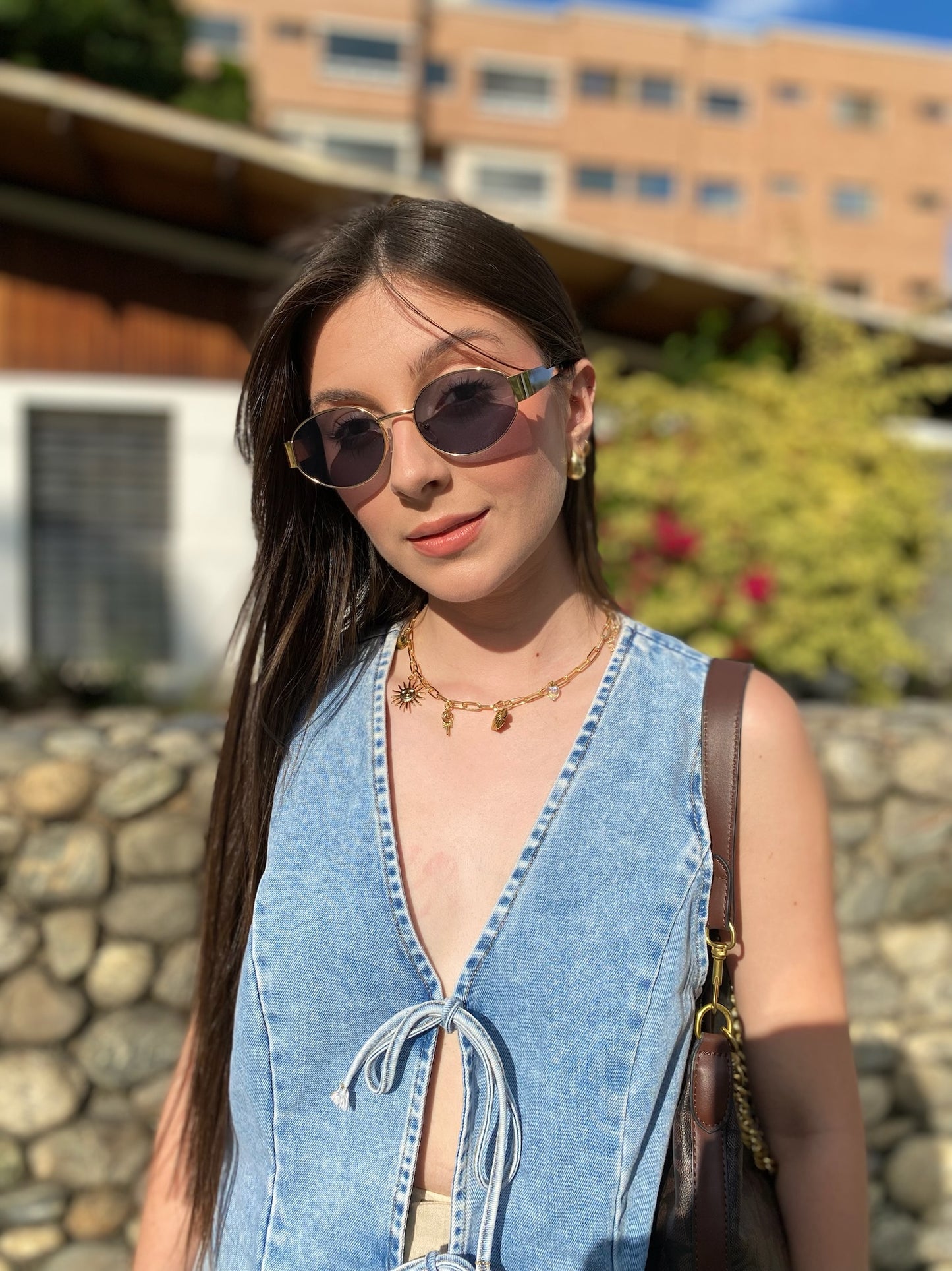 Collar de cadena con 7 dijes dorados y botita vaquera rosa