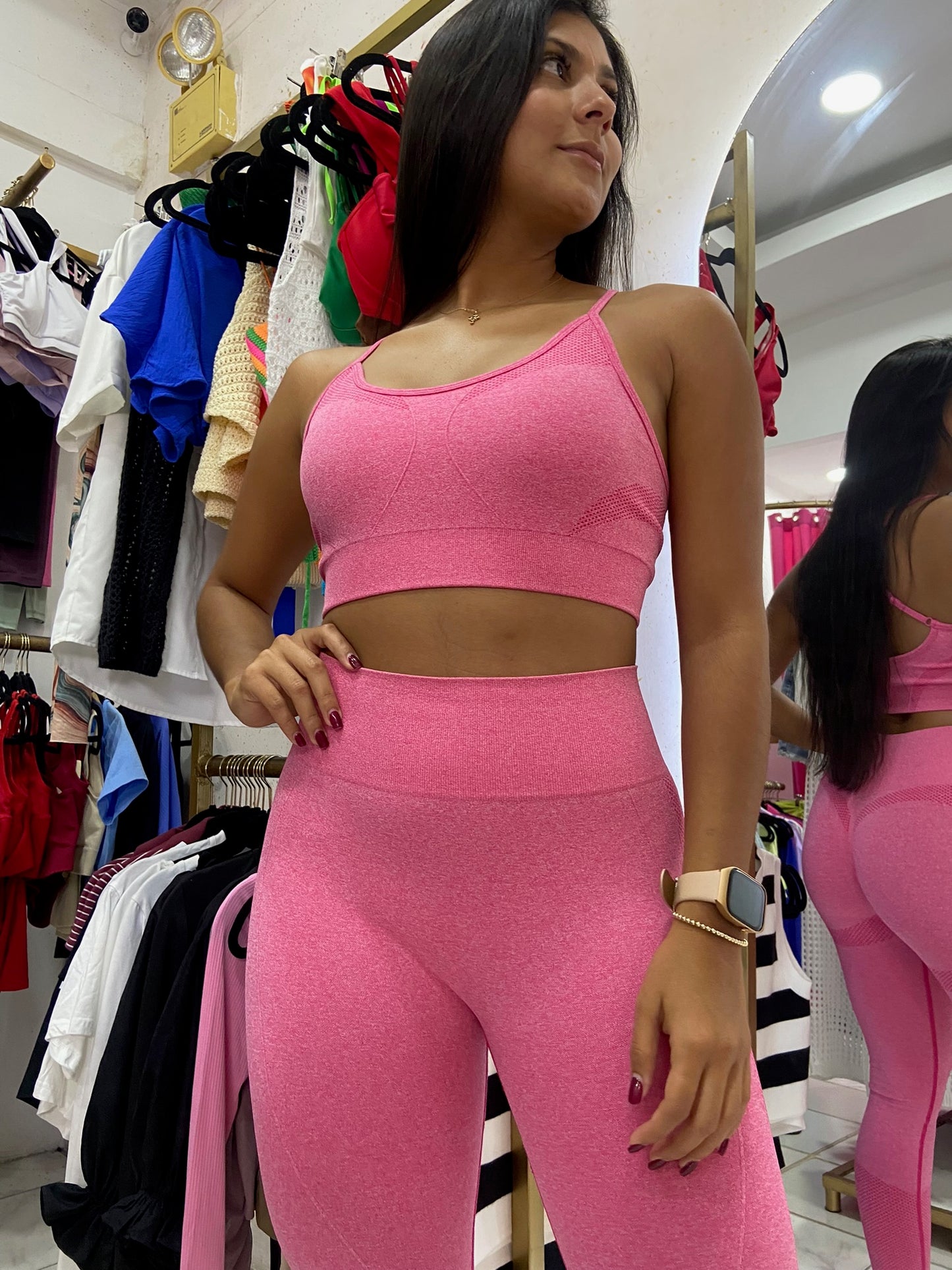Set deportivo de top de tirantes y leggin rosa