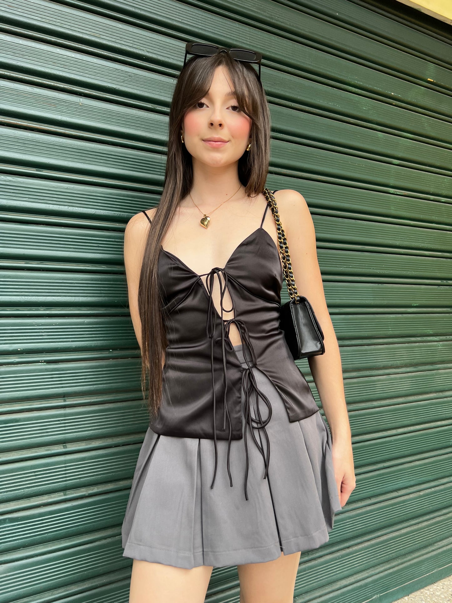 Falda short plisada de cierre lateral gris