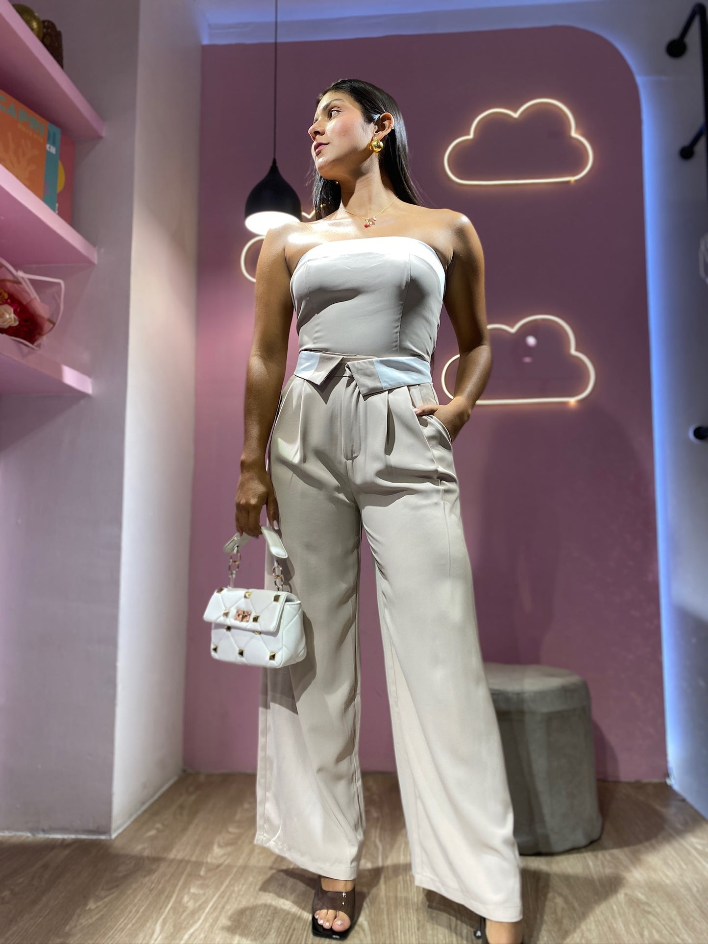 Cartera blanca con taches dorados