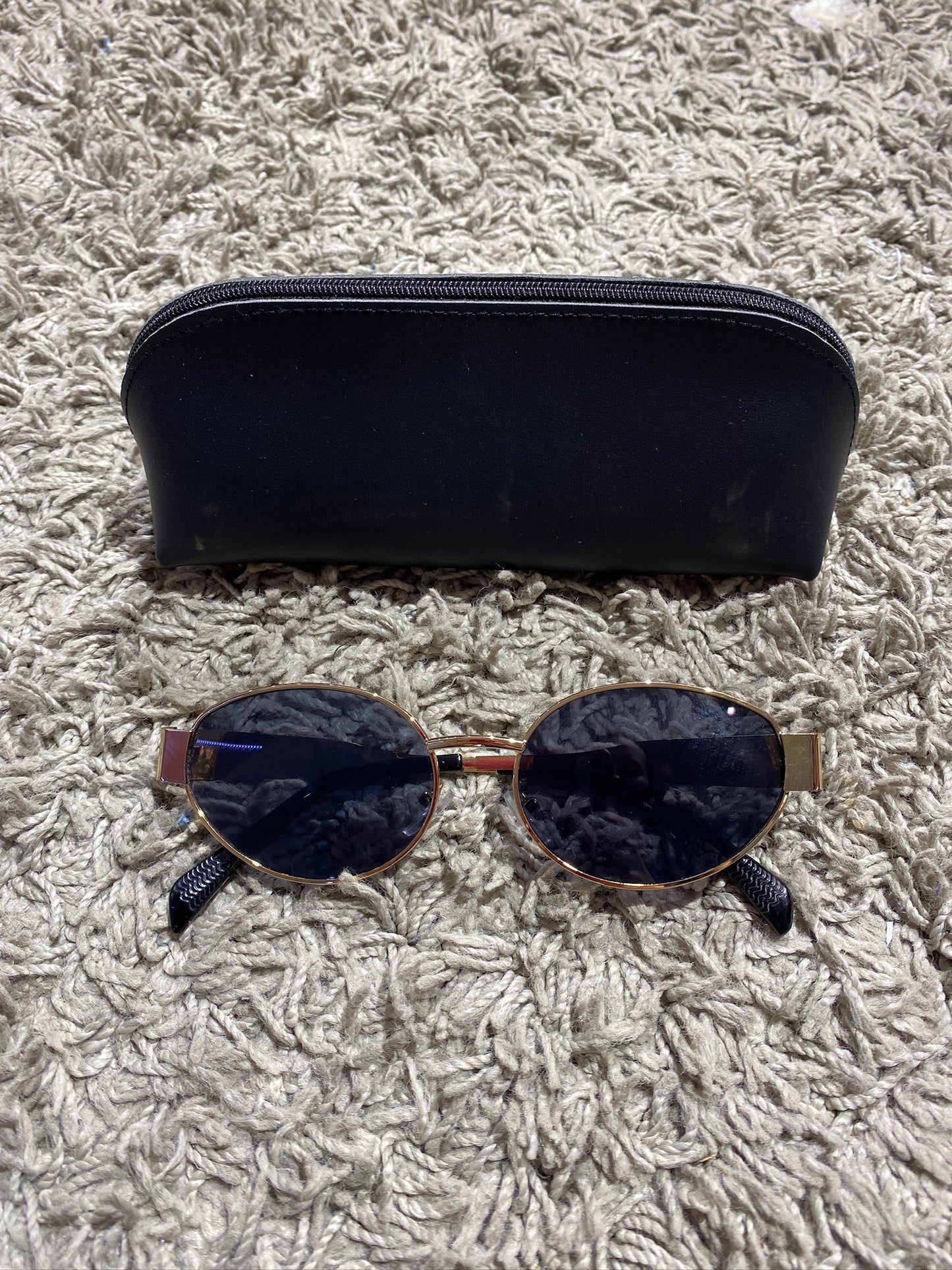 Lentes de sol ovalados negro con dorado(inspo celine)