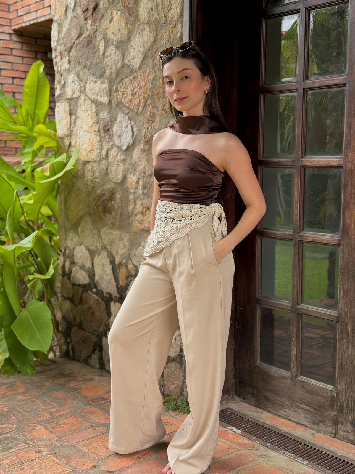 Top marron satinado strapless de tirante al cuello